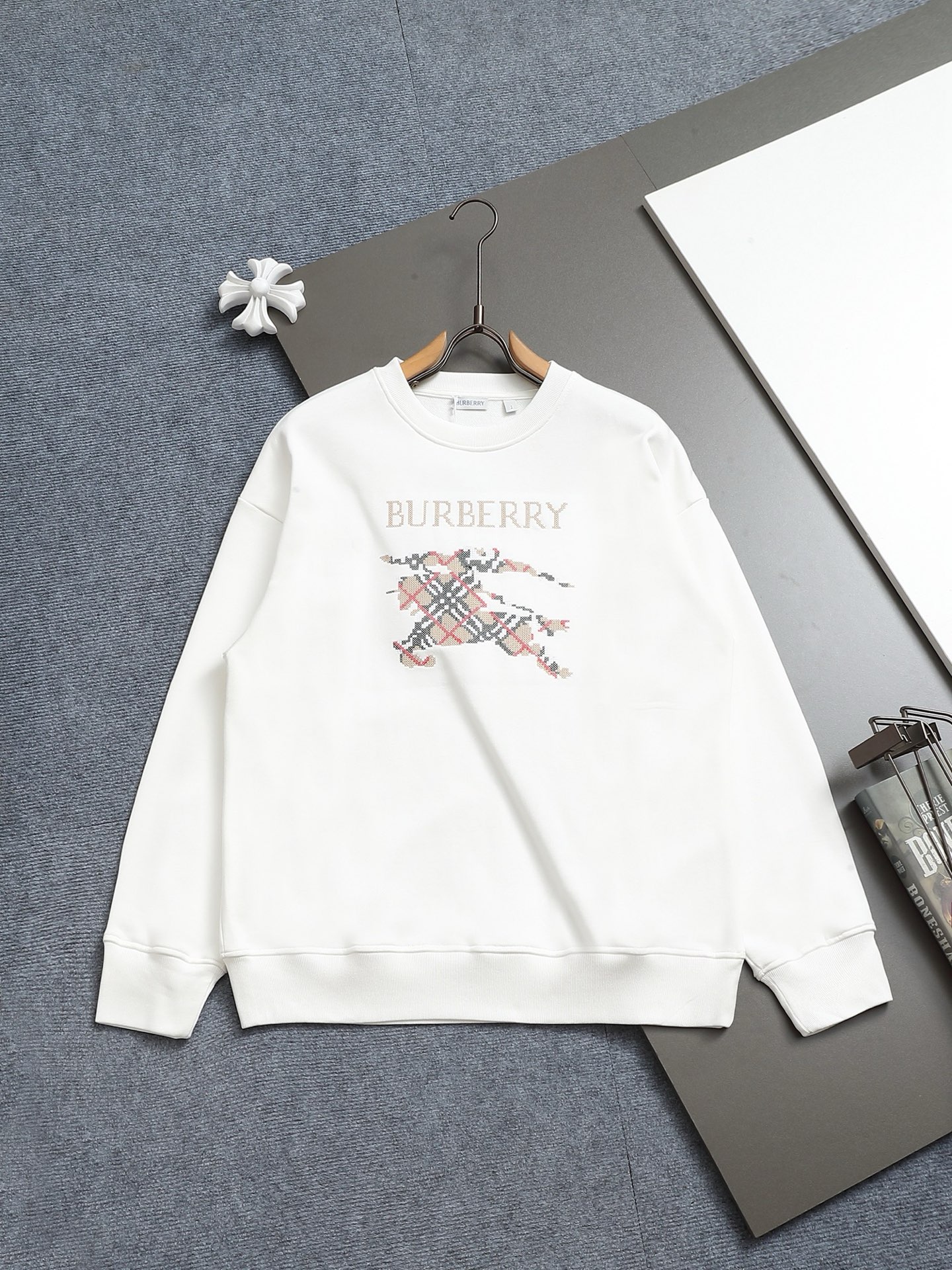 
BURBERRY 巴宝莉 Logo经典战马徽章刺绣
精致升级，灵感源自八十年代复古
原版面料 官方同款