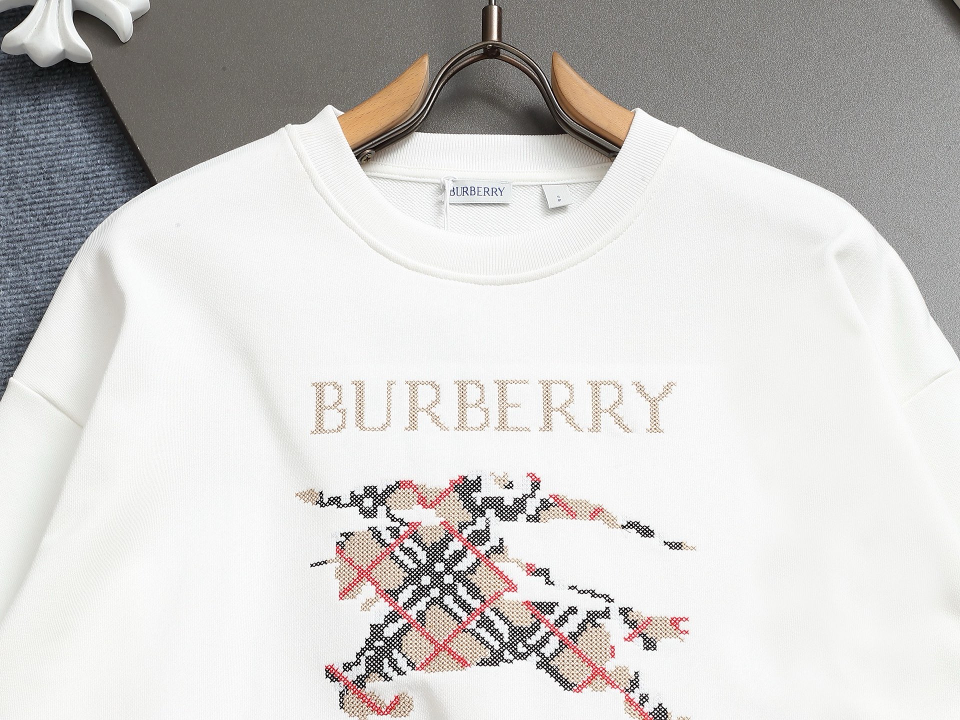 
BURBERRY 巴宝莉 Logo经典战马徽章刺绣
精致升级，灵感源自八十年代复古
原版面料 官方同款