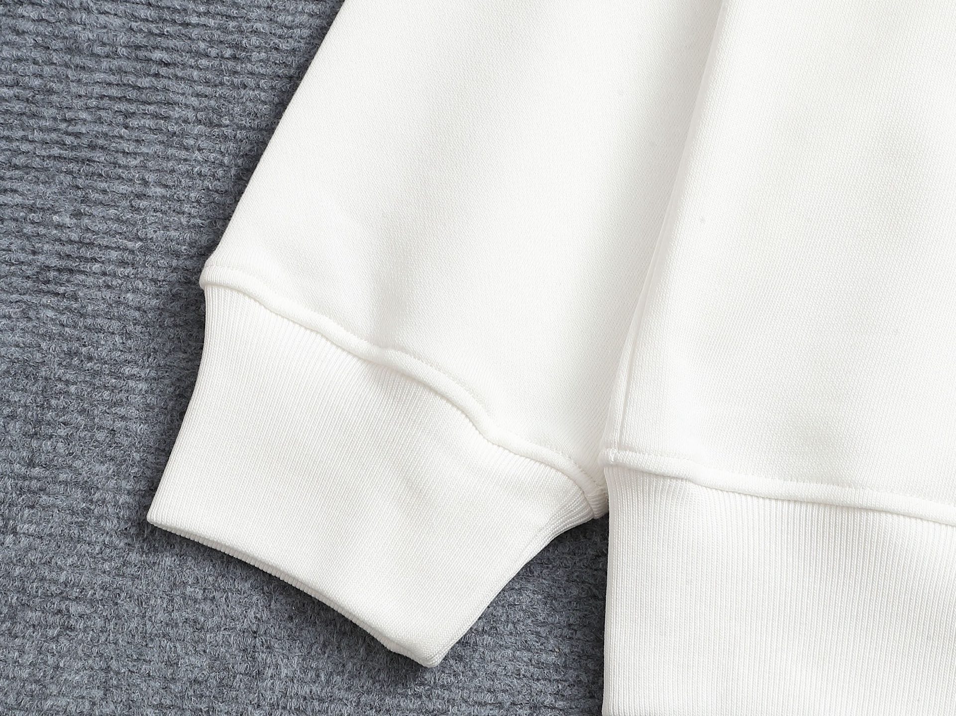 
BURBERRY 巴宝莉 Logo经典战马徽章刺绣
精致升级，灵感源自八十年代复古
原版面料 官方同款