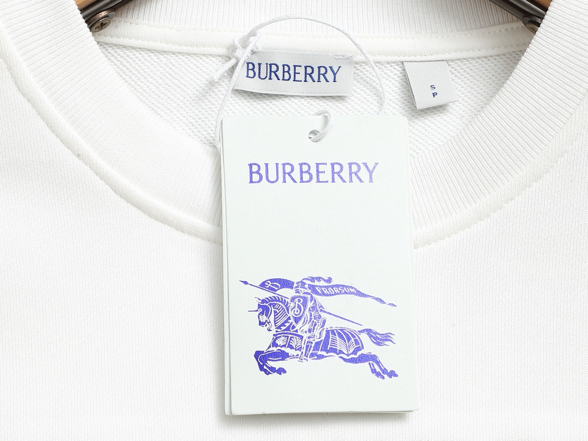 
BURBERRY 巴宝莉 Logo经典战马徽章刺绣
精致升级，灵感源自八十年代复古
原版面料 官方同款