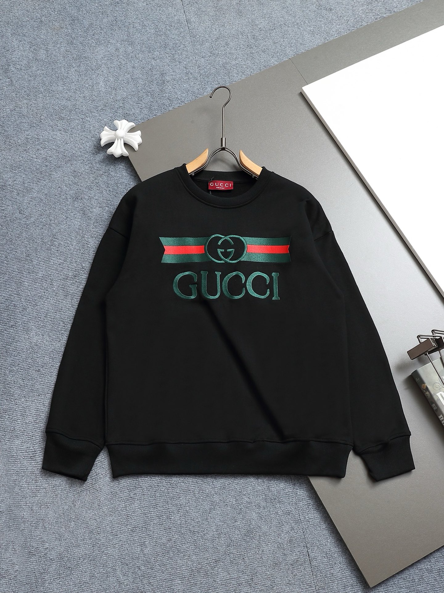 
Gucci 古驰    超级经典刺绣拼色logo
标识精致升级，灵感源自八十年代复古款式
原版面料 官