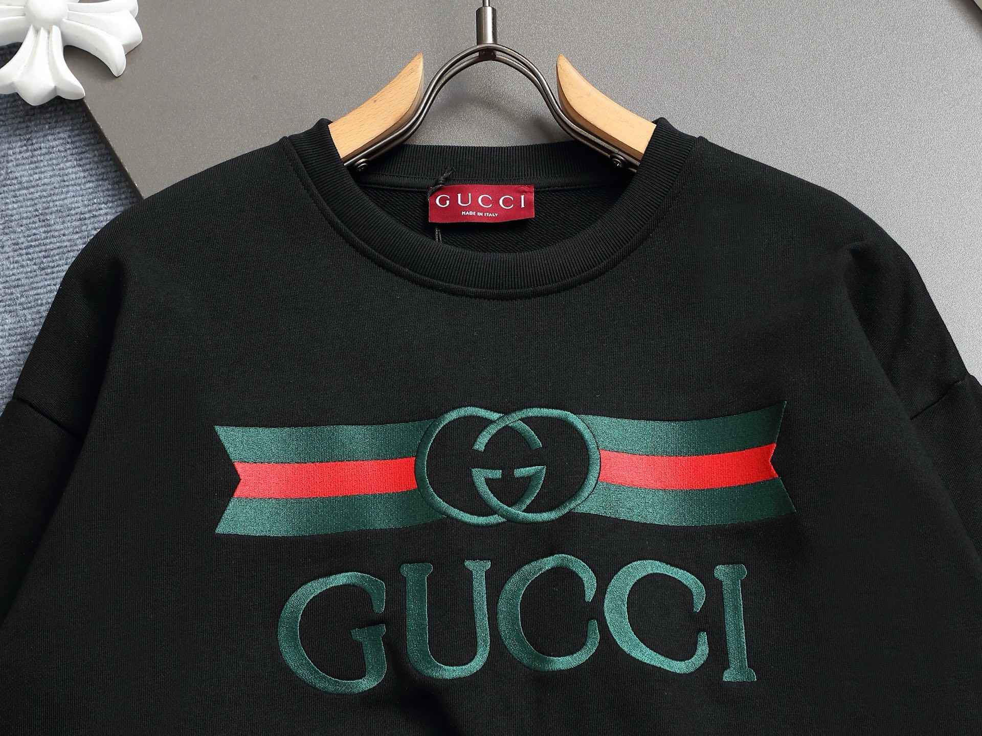 
Gucci 古驰    超级经典刺绣拼色logo
标识精致升级，灵感源自八十年代复古款式
原版面料 官