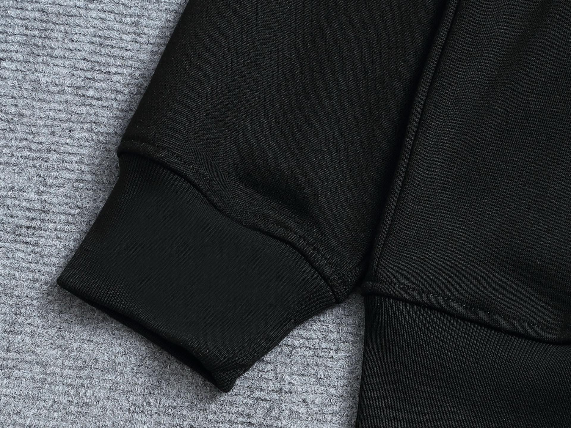 
Gucci 古驰    超级经典刺绣拼色logo
标识精致升级，灵感源自八十年代复古款式
原版面料 官