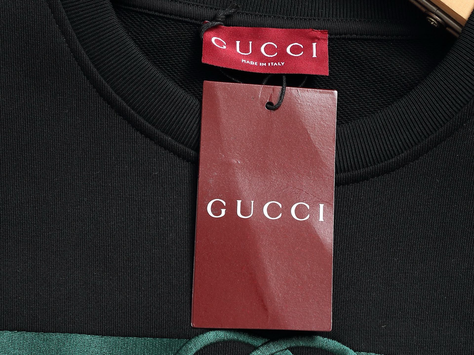 
Gucci 古驰    超级经典刺绣拼色logo
标识精致升级，灵感源自八十年代复古款式
原版面料 官