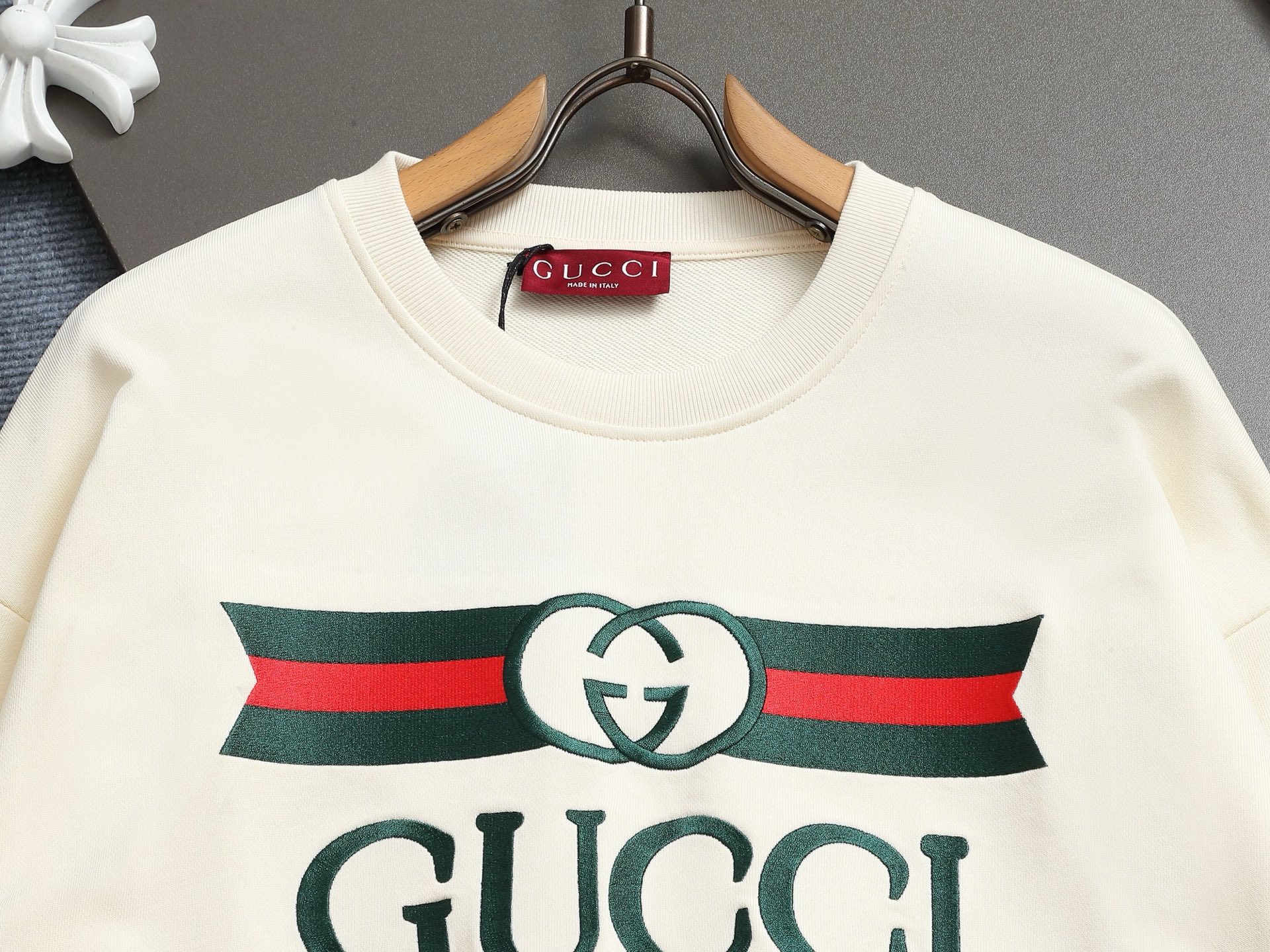 
Gucci 古驰    超级经典刺绣拼色logo
标识精致升级，灵感源自八十年代复古款式
原版面料 官