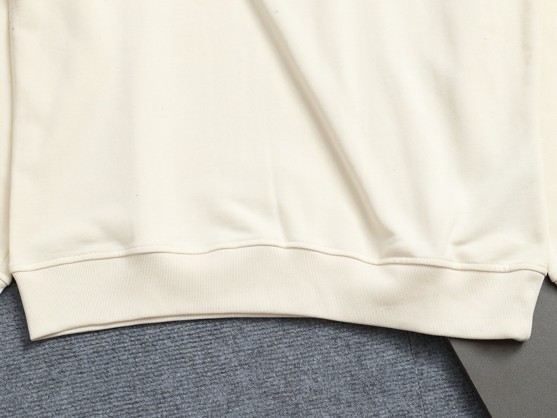 
Gucci 古驰    超级经典刺绣拼色logo
标识精致升级，灵感源自八十年代复古款式
原版面料 官