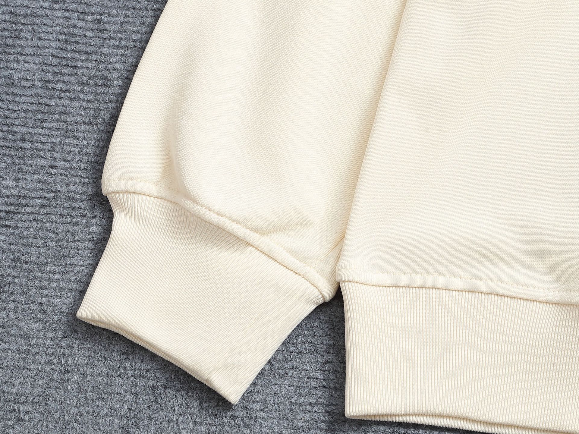 
Gucci 古驰    超级经典刺绣拼色logo
标识精致升级，灵感源自八十年代复古款式
原版面料 官