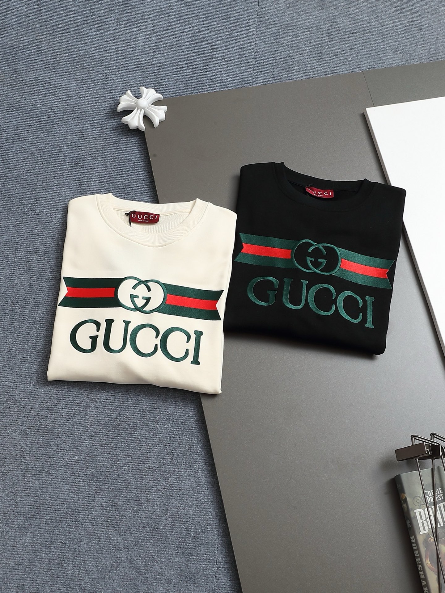 
Gucci 古驰    超级经典刺绣拼色logo
标识精致升级，灵感源自八十年代复古款式
原版面料 官