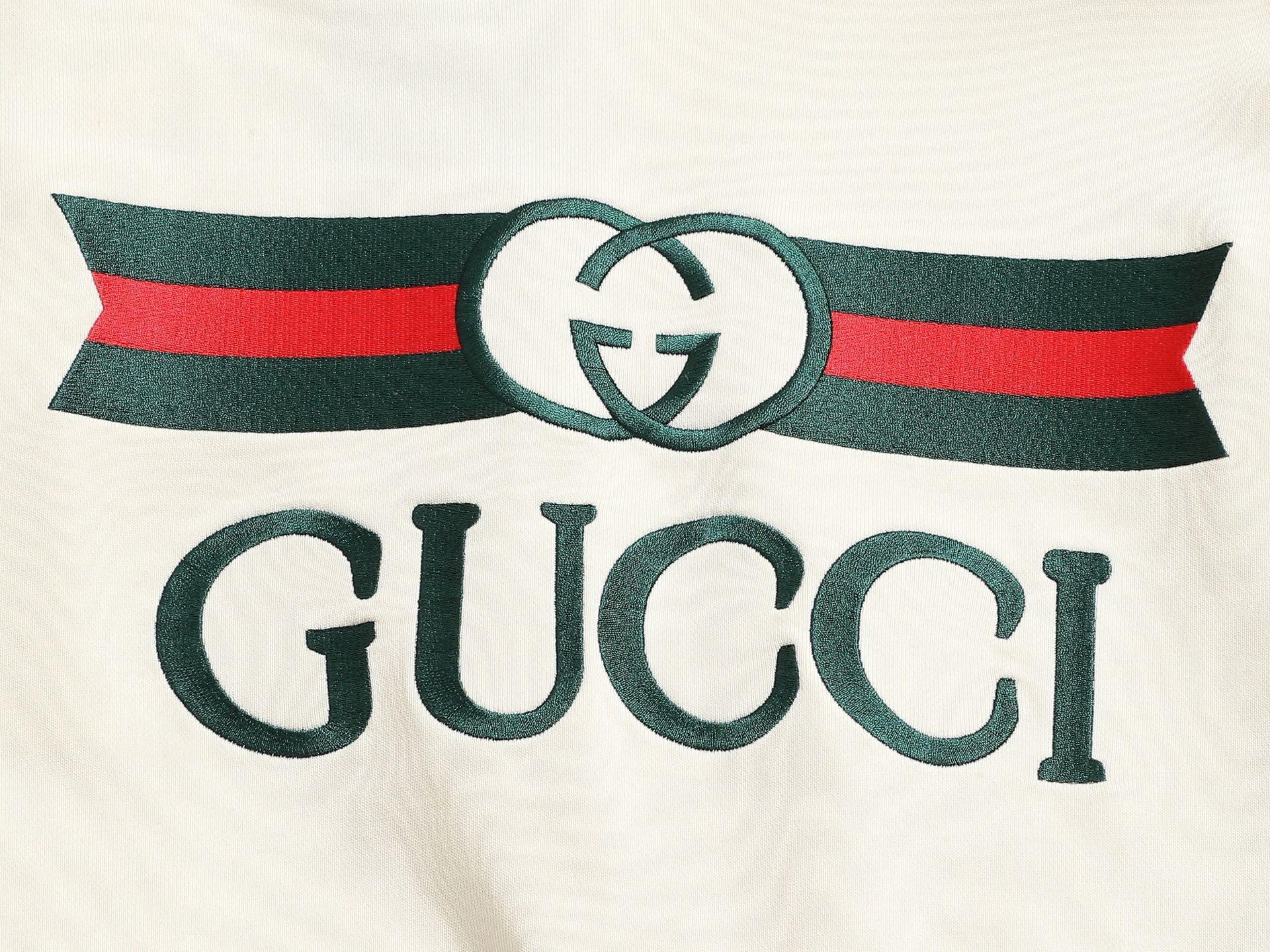 
Gucci 古驰    超级经典刺绣拼色logo
标识精致升级，灵感源自八十年代复古款式
原版面料 官