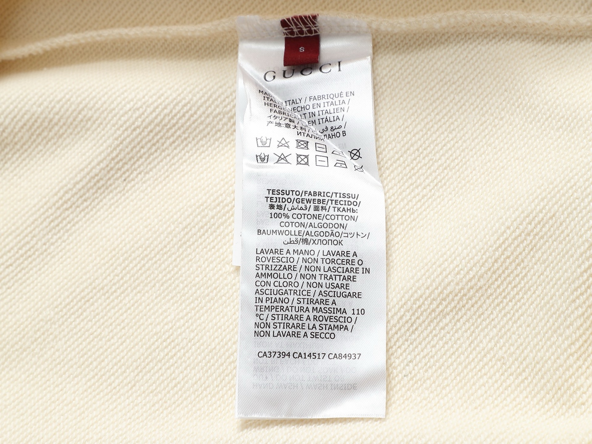 
Gucci 古驰    超级经典纯色logo印花工艺
标识精致升级，灵感源自八十年代复古款式
原版面料