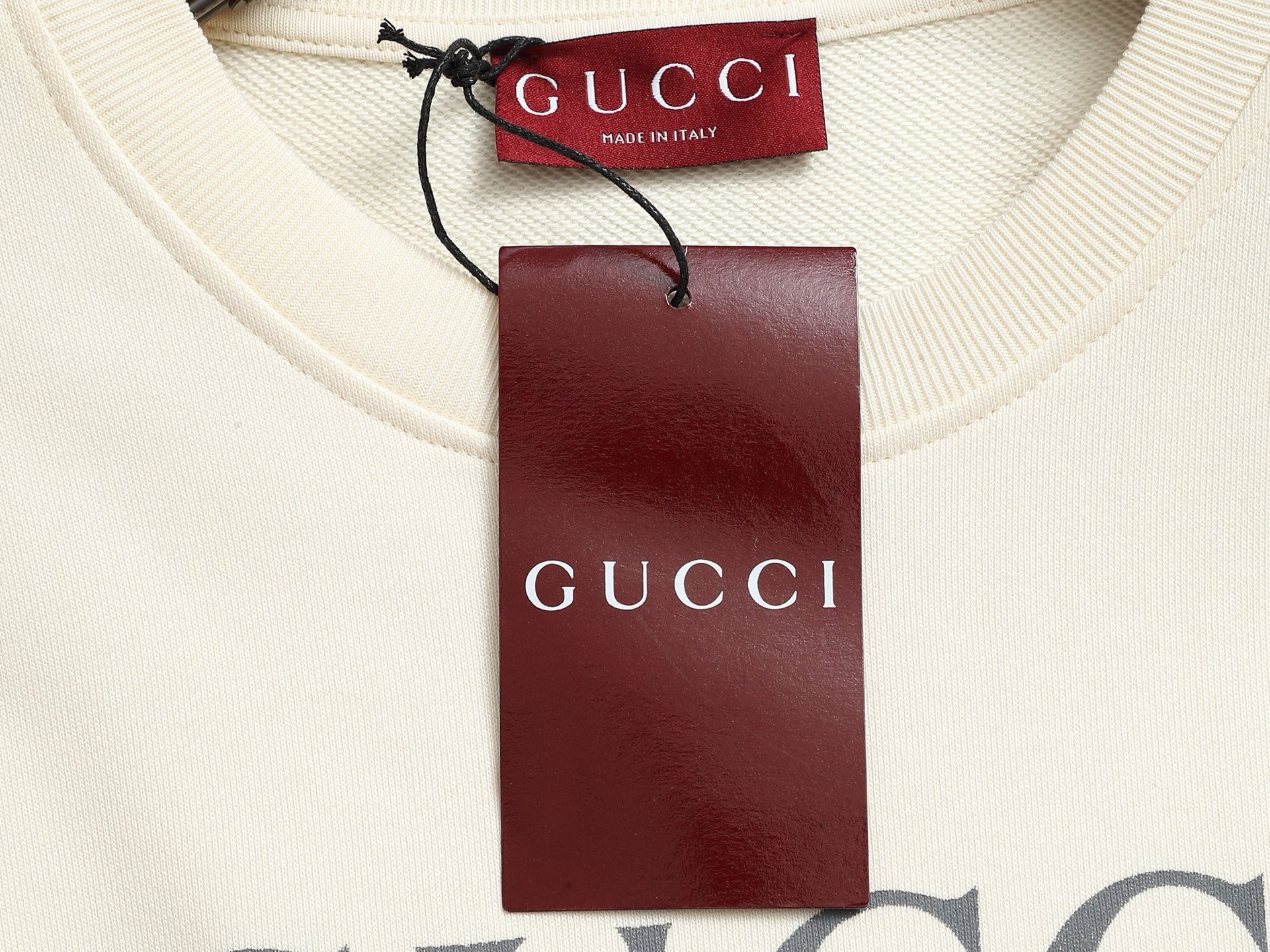 
Gucci 古驰    超级经典纯色logo印花工艺
标识精致升级，灵感源自八十年代复古款式
原版面料