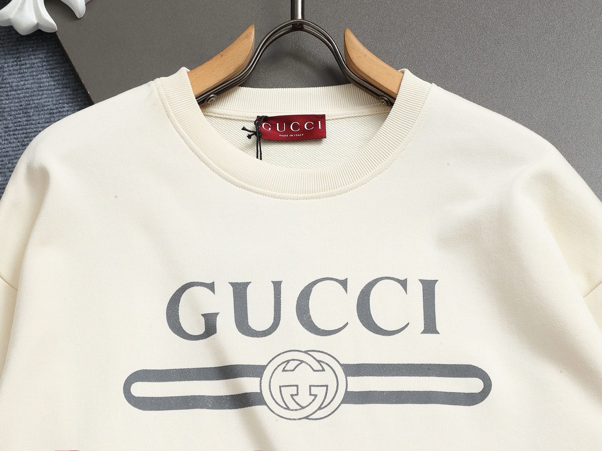 
Gucci 古驰    超级经典纯色logo印花工艺
标识精致升级，灵感源自八十年代复古款式
原版面料