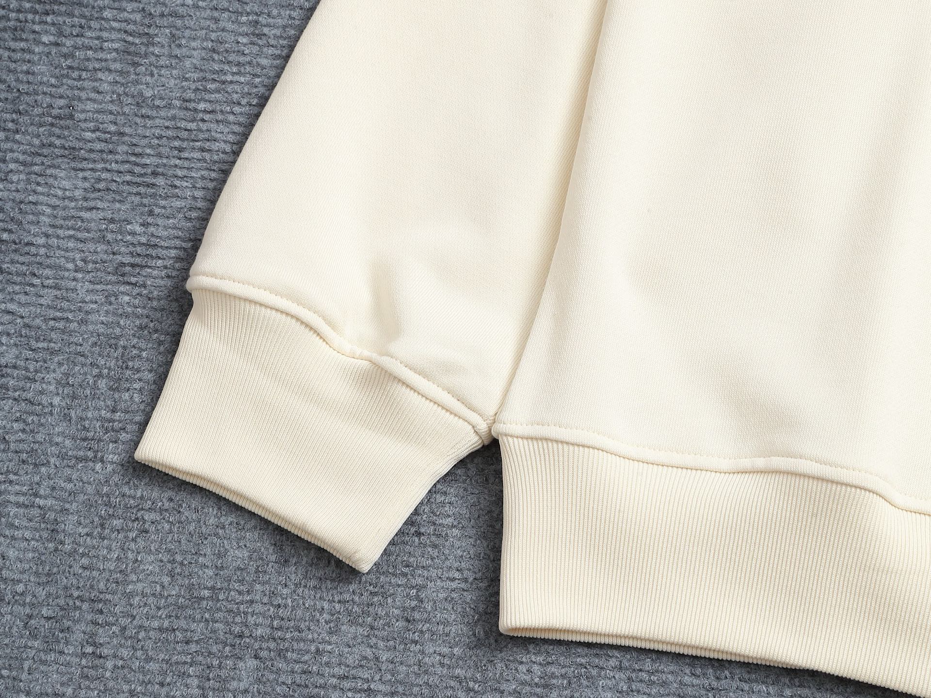 
Gucci 古驰    超级经典纯色logo印花工艺
标识精致升级，灵感源自八十年代复古款式
原版面料