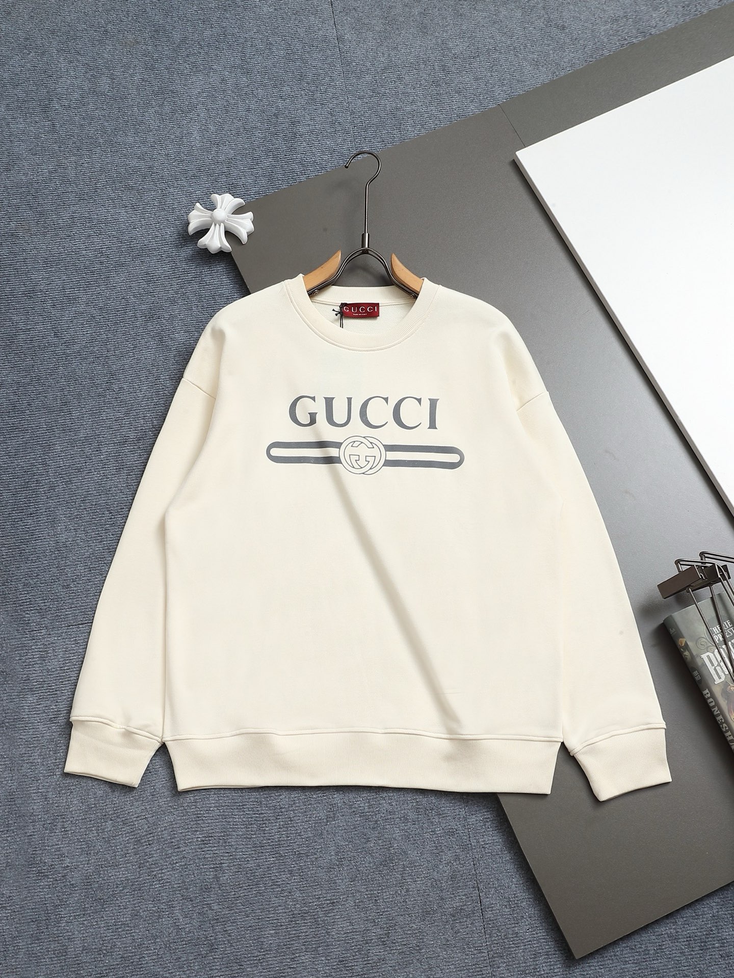 
Gucci 古驰    超级经典纯色logo印花工艺
标识精致升级，灵感源自八十年代复古款式
原版面料