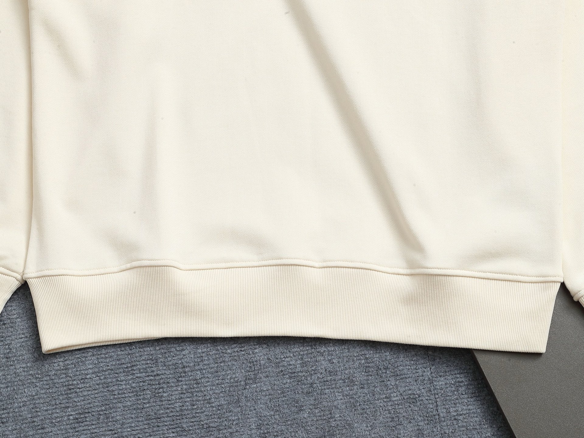 
Gucci 古驰    超级经典纯色logo印花工艺
标识精致升级，灵感源自八十年代复古款式
原版面料