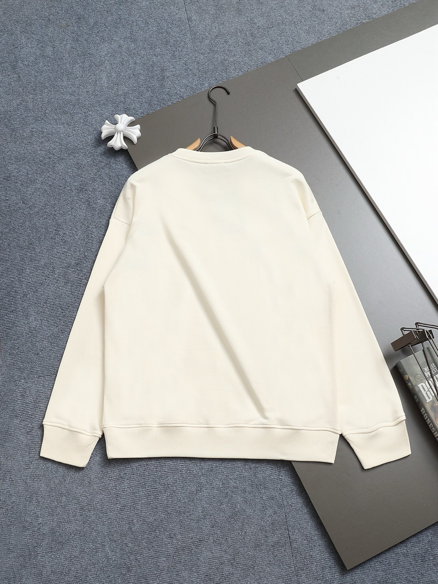 
Gucci 古驰    超级经典纯色logo印花工艺
标识精致升级，灵感源自八十年代复古款式
原版面料