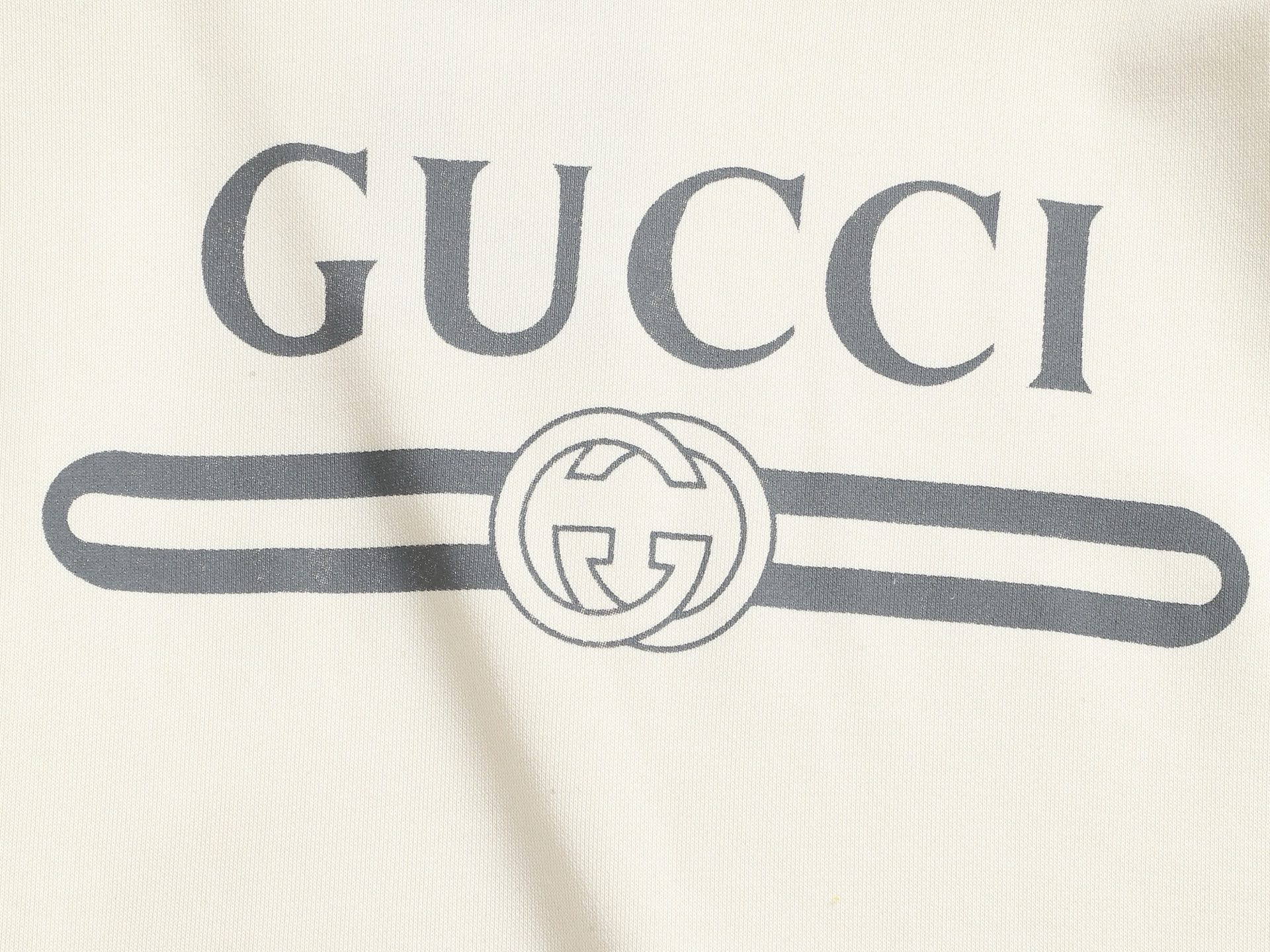 
Gucci 古驰    超级经典纯色logo印花工艺
标识精致升级，灵感源自八十年代复古款式
原版面料