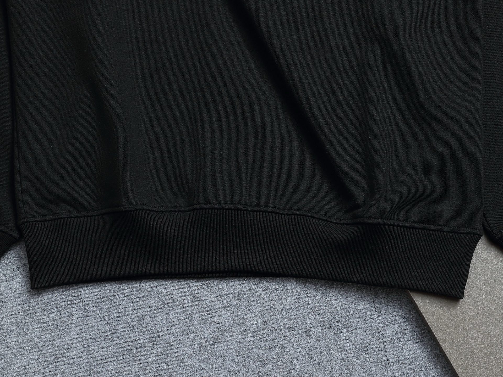 
Gucci 古驰    超级经典纯色logo印花工艺
标识精致升级，灵感源自八十年代复古款式
原版面料