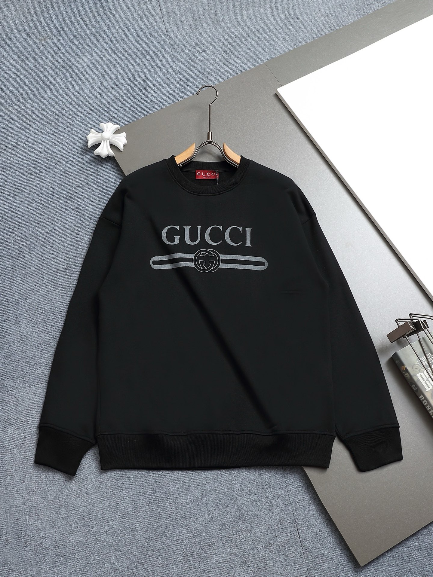 
Gucci 古驰    超级经典纯色logo印花工艺
标识精致升级，灵感源自八十年代复古款式
原版面料