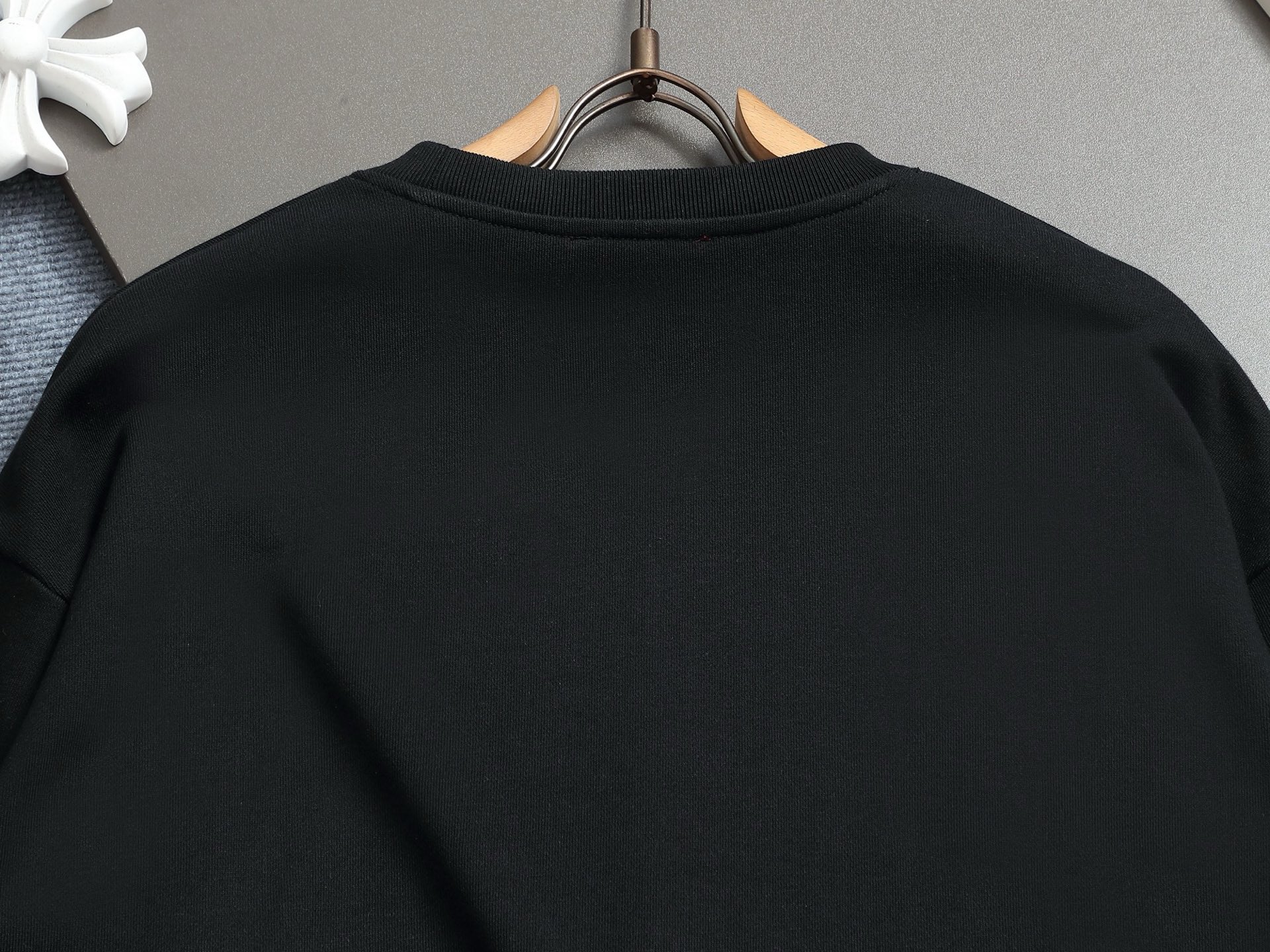 
Gucci 古驰    超级经典纯色logo印花工艺
标识精致升级，灵感源自八十年代复古款式
原版面料