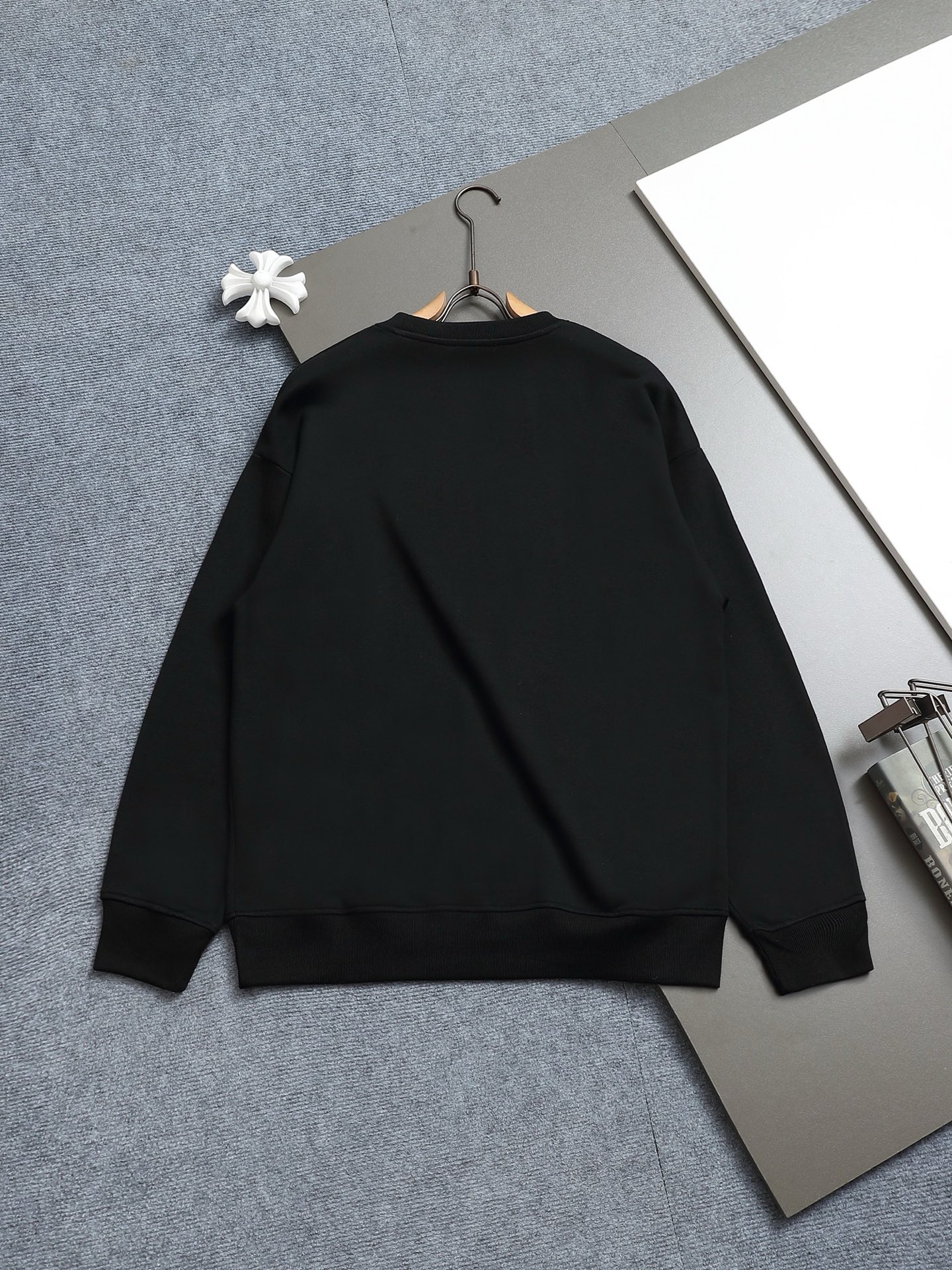 
Gucci 古驰    超级经典纯色logo印花工艺
标识精致升级，灵感源自八十年代复古款式
原版面料