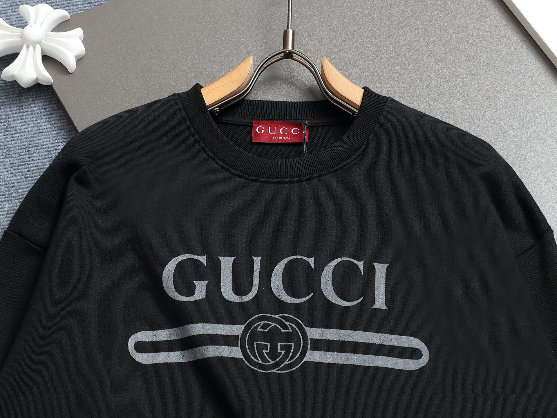 
Gucci 古驰    超级经典纯色logo印花工艺
标识精致升级，灵感源自八十年代复古款式
原版面料