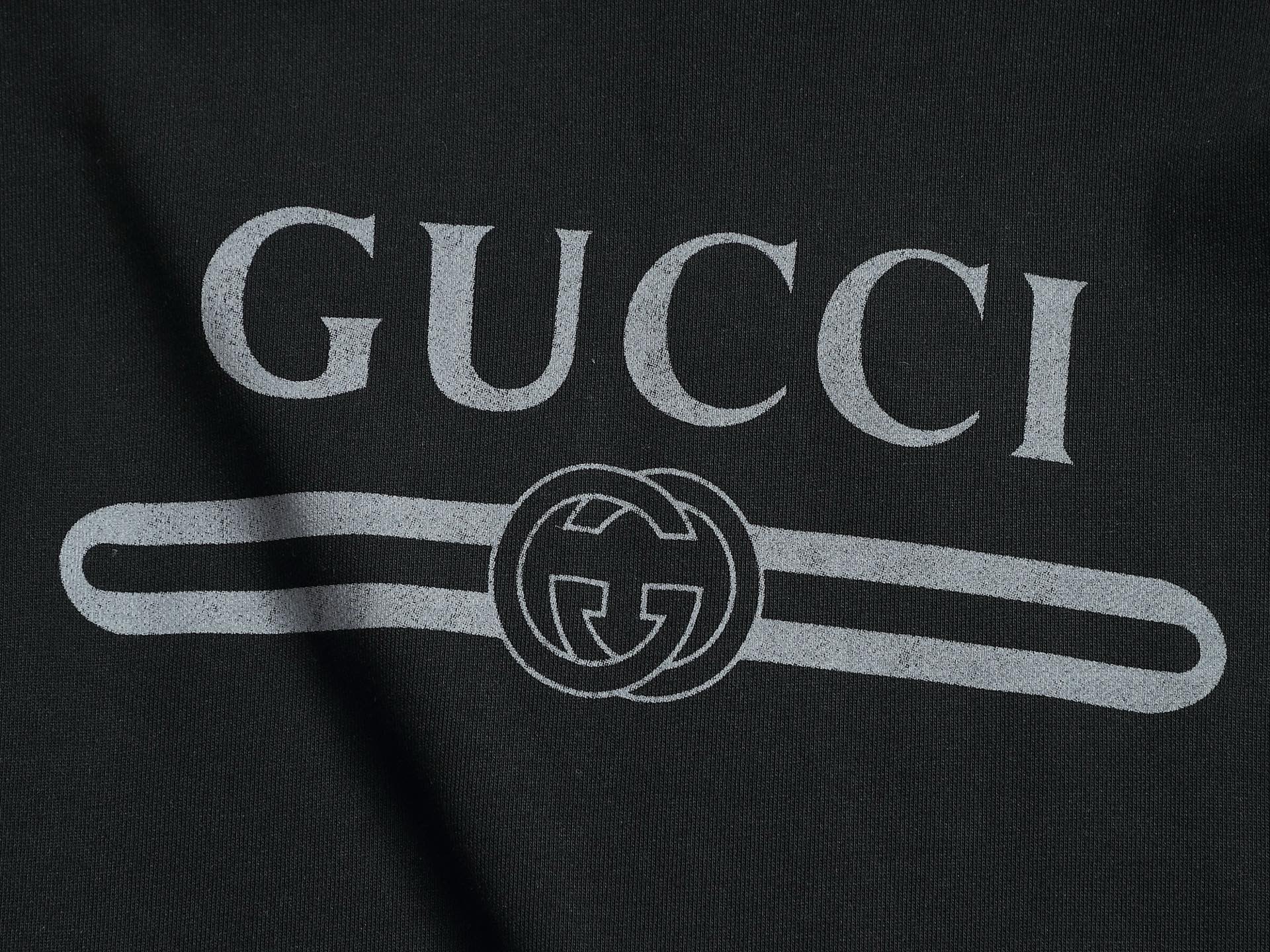 
Gucci 古驰    超级经典纯色logo印花工艺
标识精致升级，灵感源自八十年代复古款式
原版面料