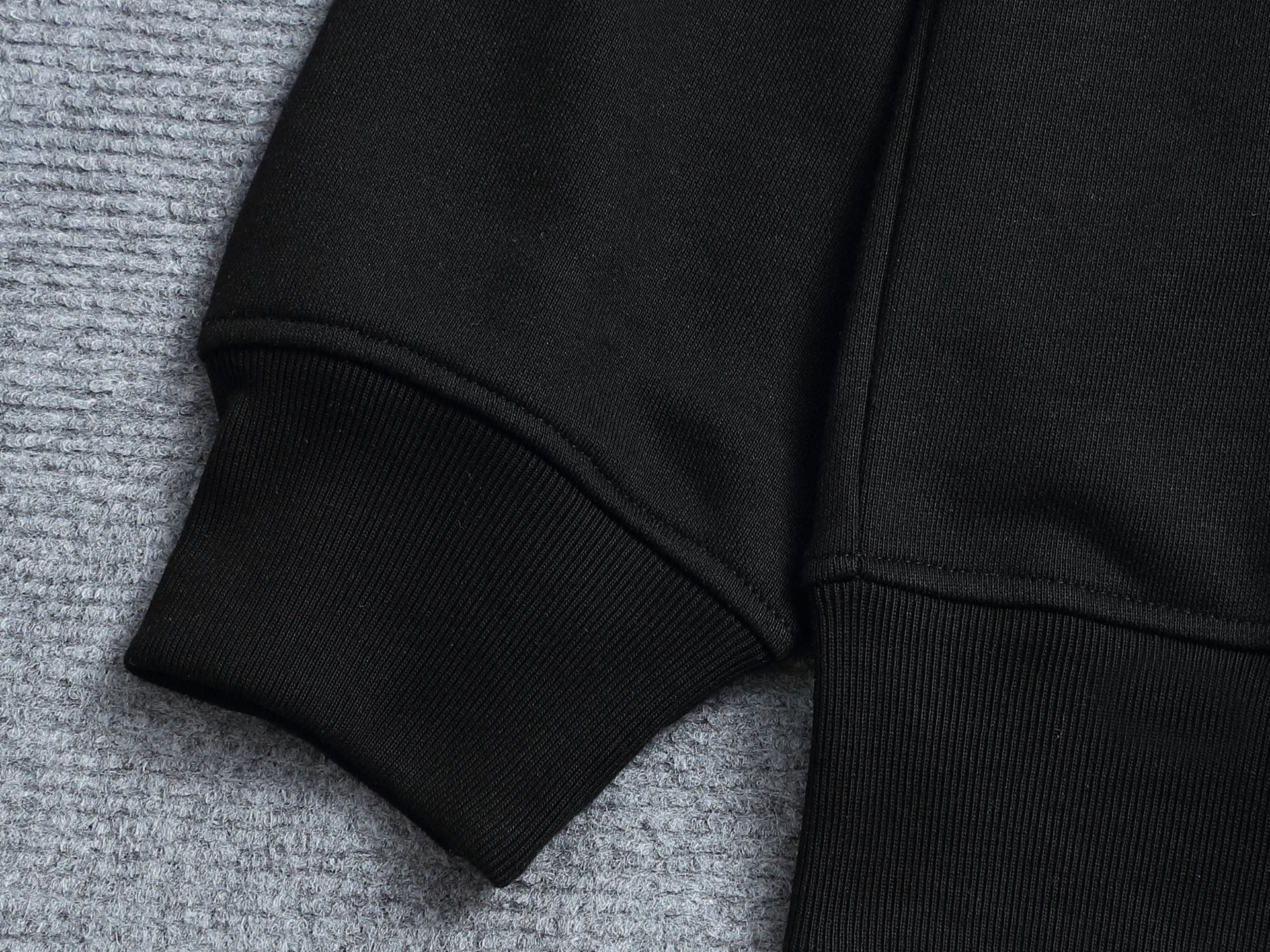 
Gucci 古驰    超级经典纯色logo印花工艺
标识精致升级，灵感源自八十年代复古款式
原版面料