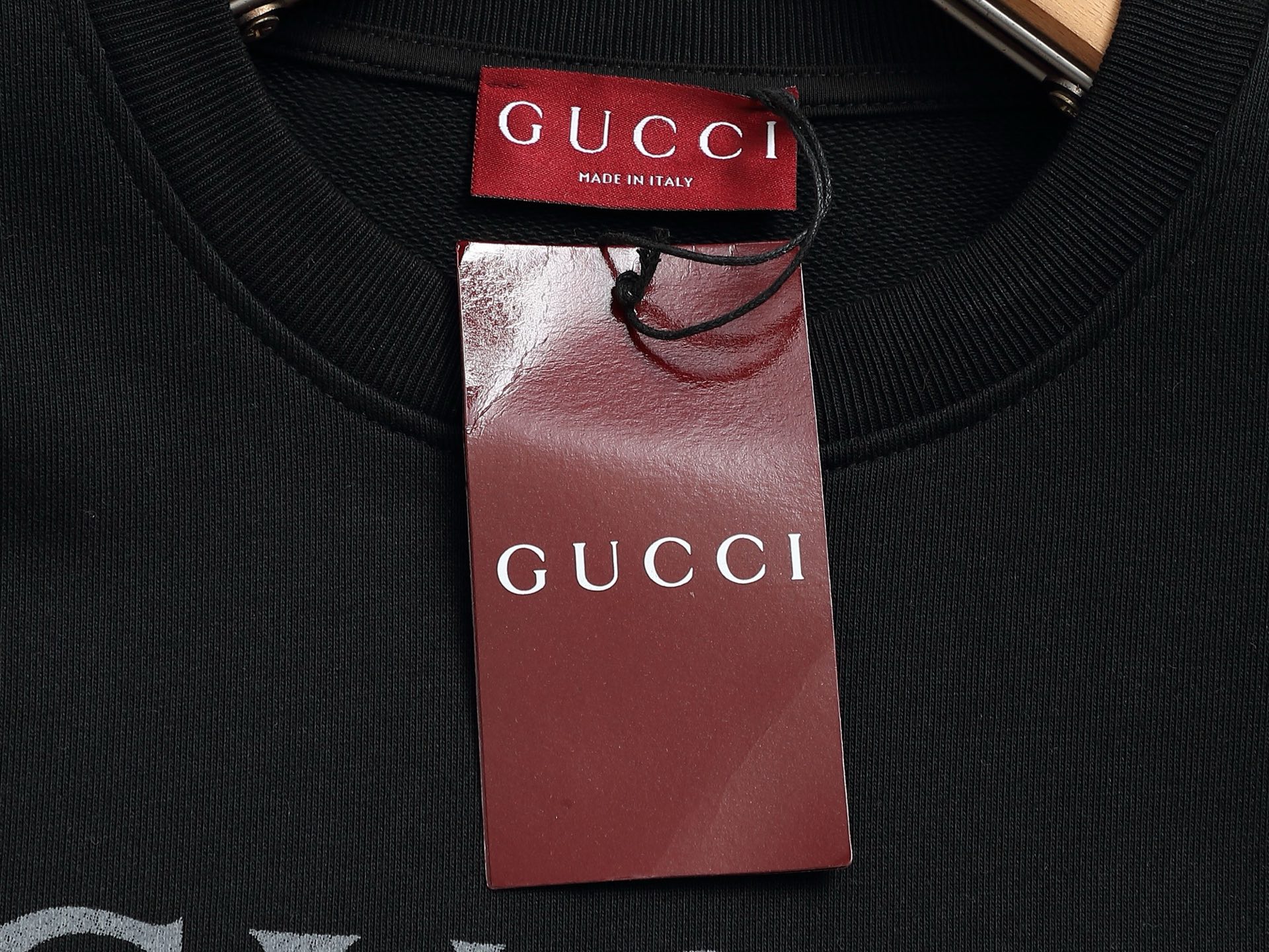 
Gucci 古驰    超级经典纯色logo印花工艺
标识精致升级，灵感源自八十年代复古款式
原版面料