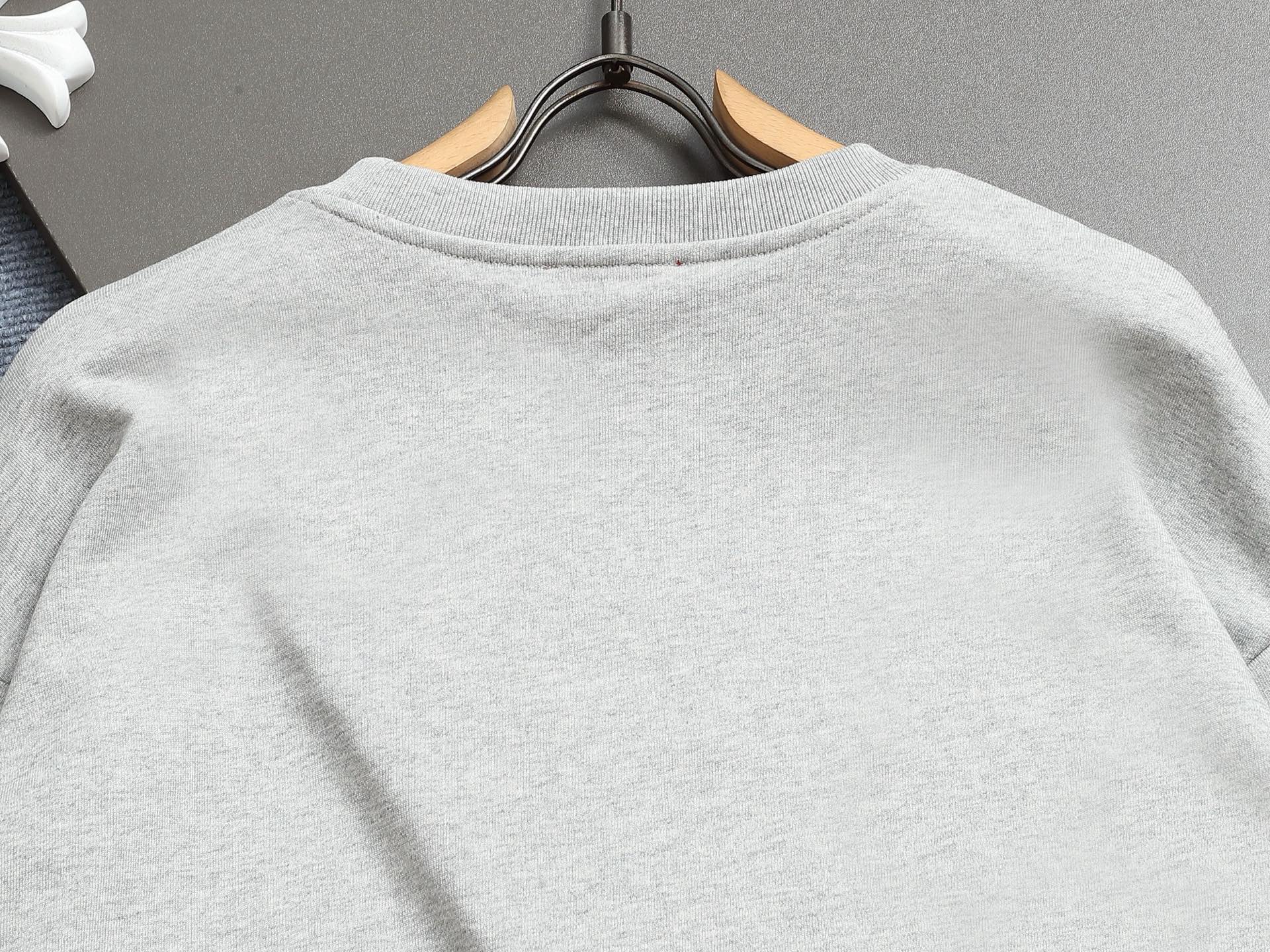 
Gucci 古驰    超级经典纯色logo印花工艺
标识精致升级，灵感源自八十年代复古款式
原版面料