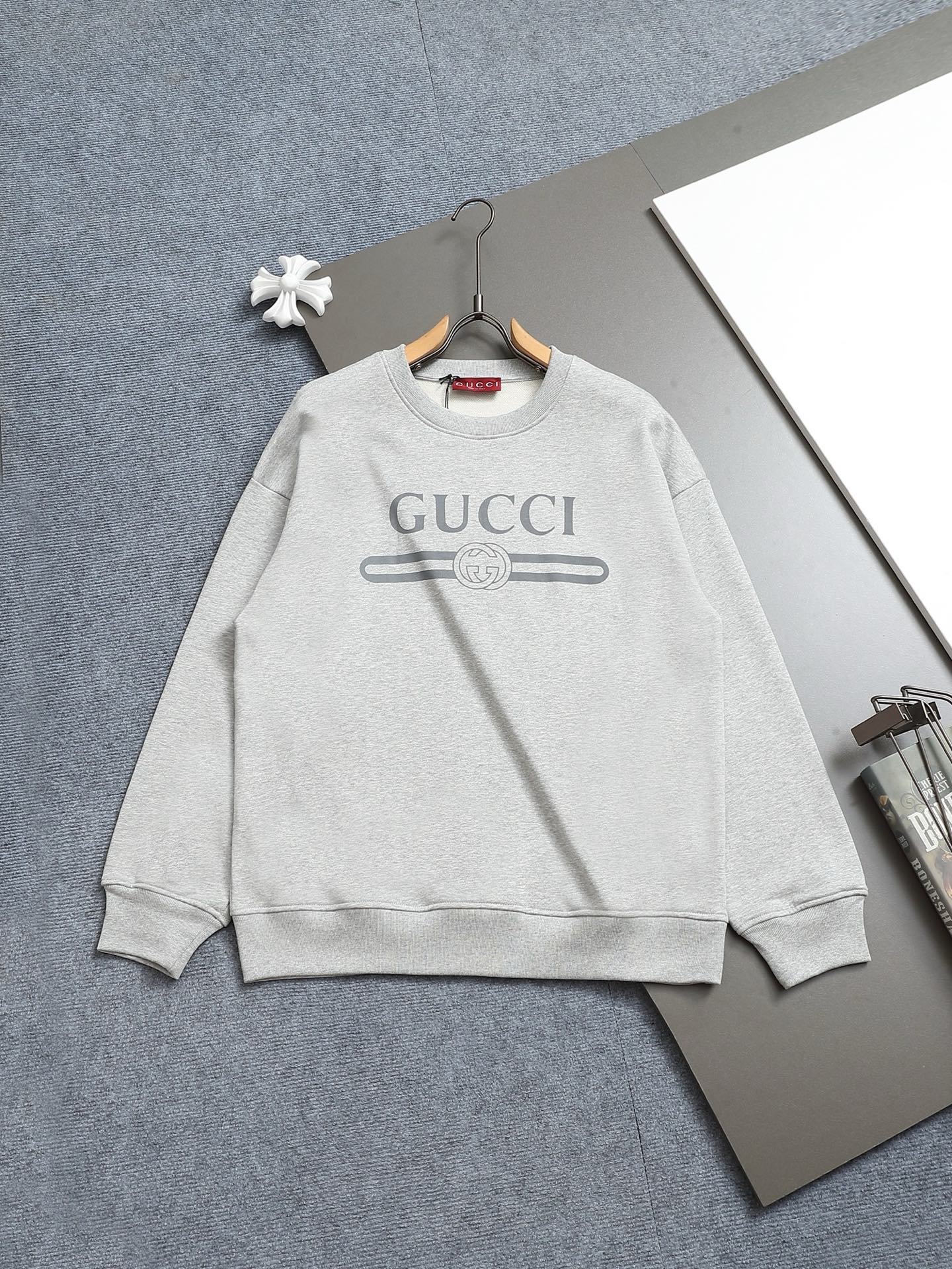 
Gucci 古驰    超级经典纯色logo印花工艺
标识精致升级，灵感源自八十年代复古款式
原版面料