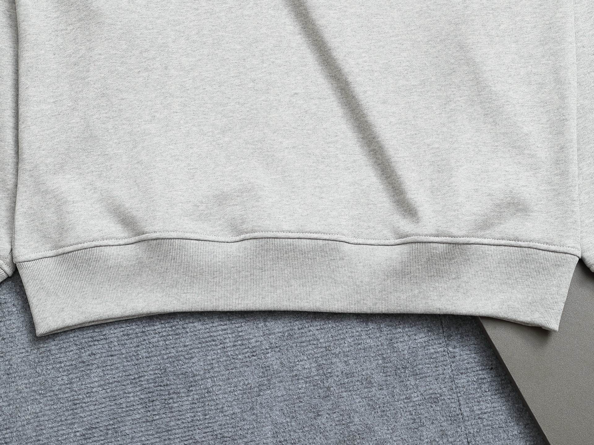 
Gucci 古驰    超级经典纯色logo印花工艺
标识精致升级，灵感源自八十年代复古款式
原版面料