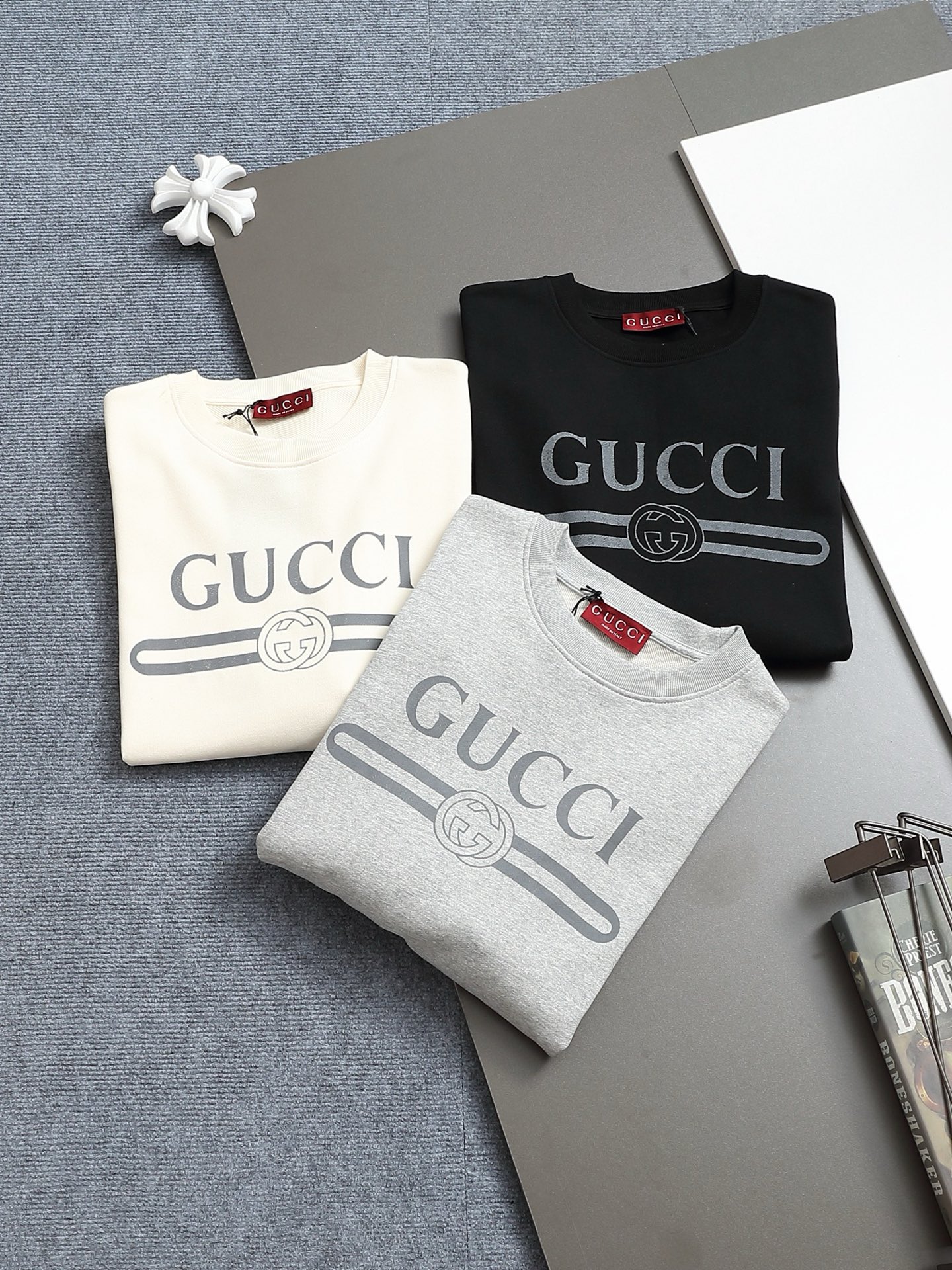 
Gucci 古驰    超级经典纯色logo印花工艺
标识精致升级，灵感源自八十年代复古款式
原版面料