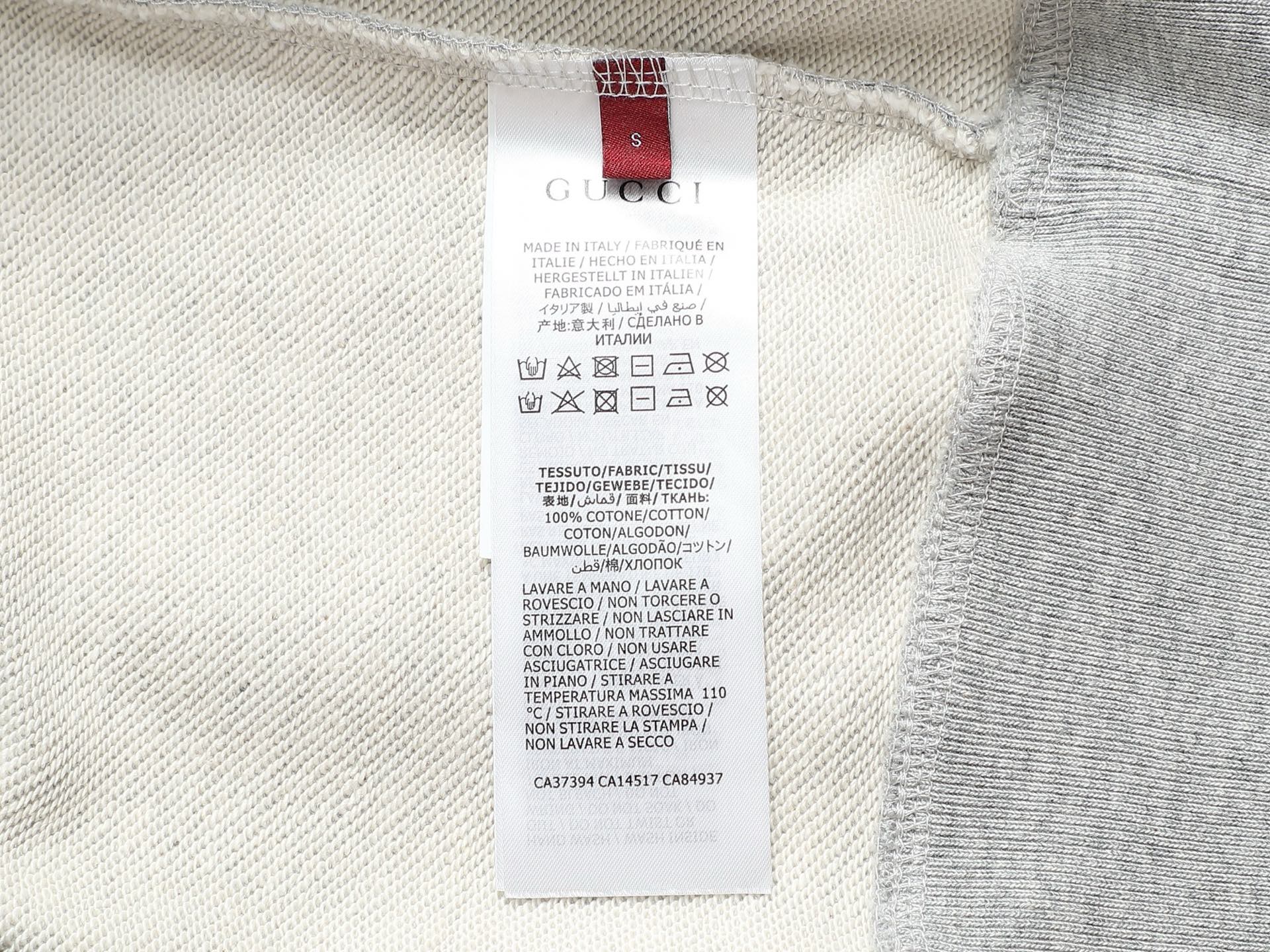 
Gucci 古驰    超级经典纯色logo印花工艺
标识精致升级，灵感源自八十年代复古款式
原版面料