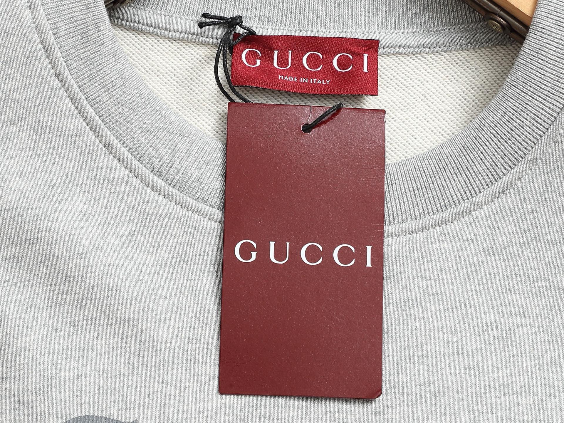 
Gucci 古驰    超级经典纯色logo印花工艺
标识精致升级，灵感源自八十年代复古款式
原版面料