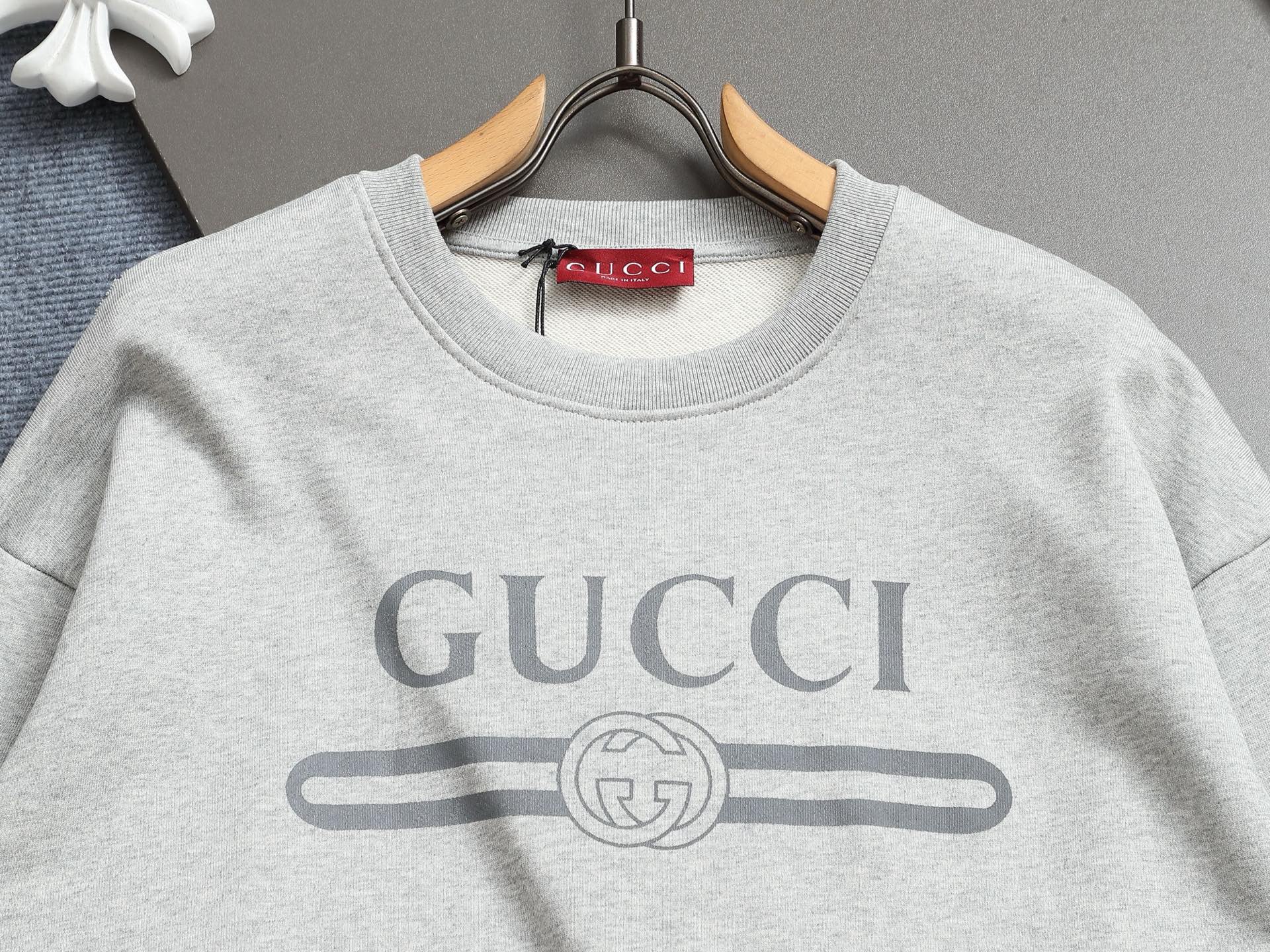 
Gucci 古驰    超级经典纯色logo印花工艺
标识精致升级，灵感源自八十年代复古款式
原版面料