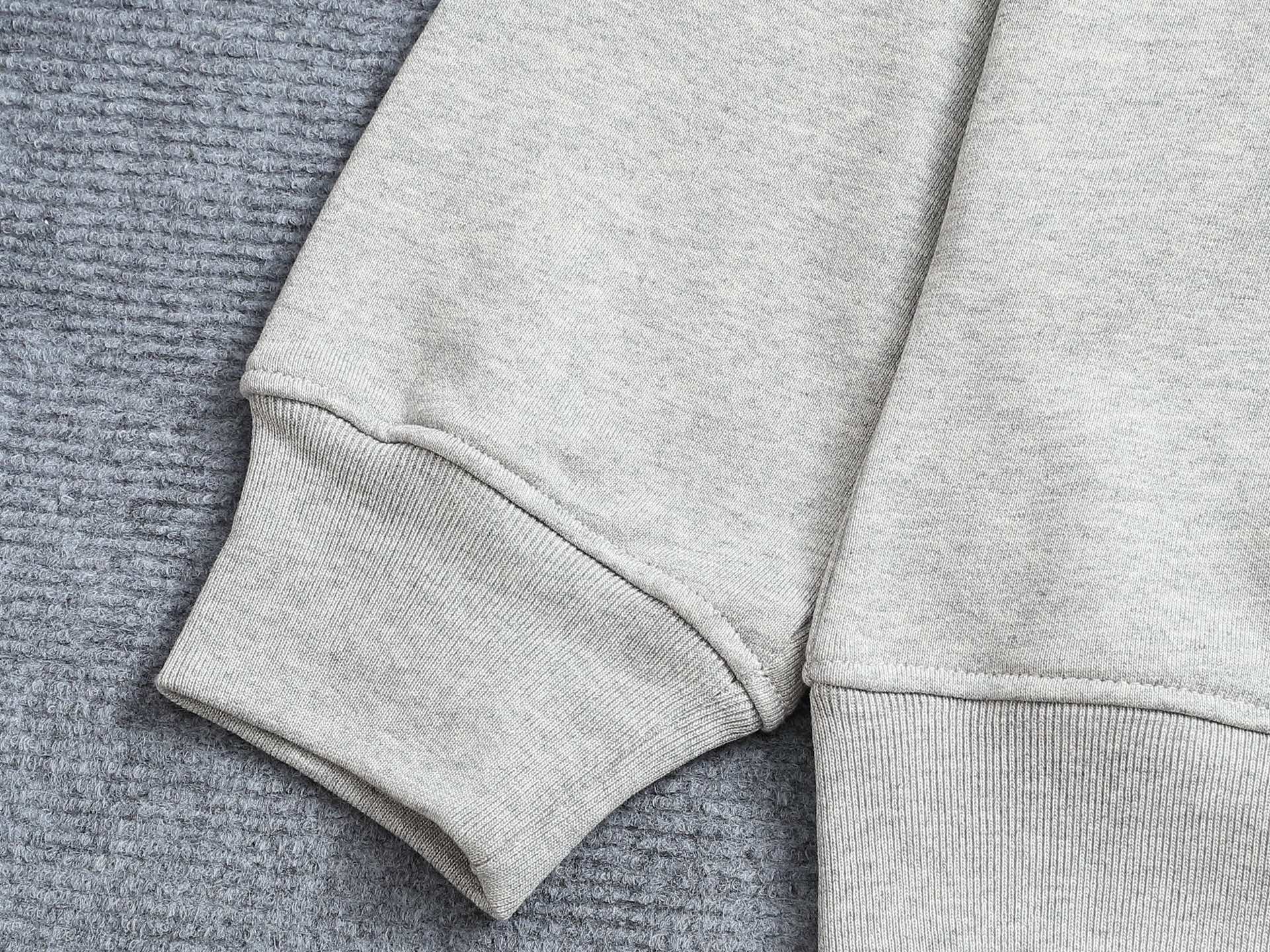 
Gucci 古驰    超级经典纯色logo印花工艺
标识精致升级，灵感源自八十年代复古款式
原版面料