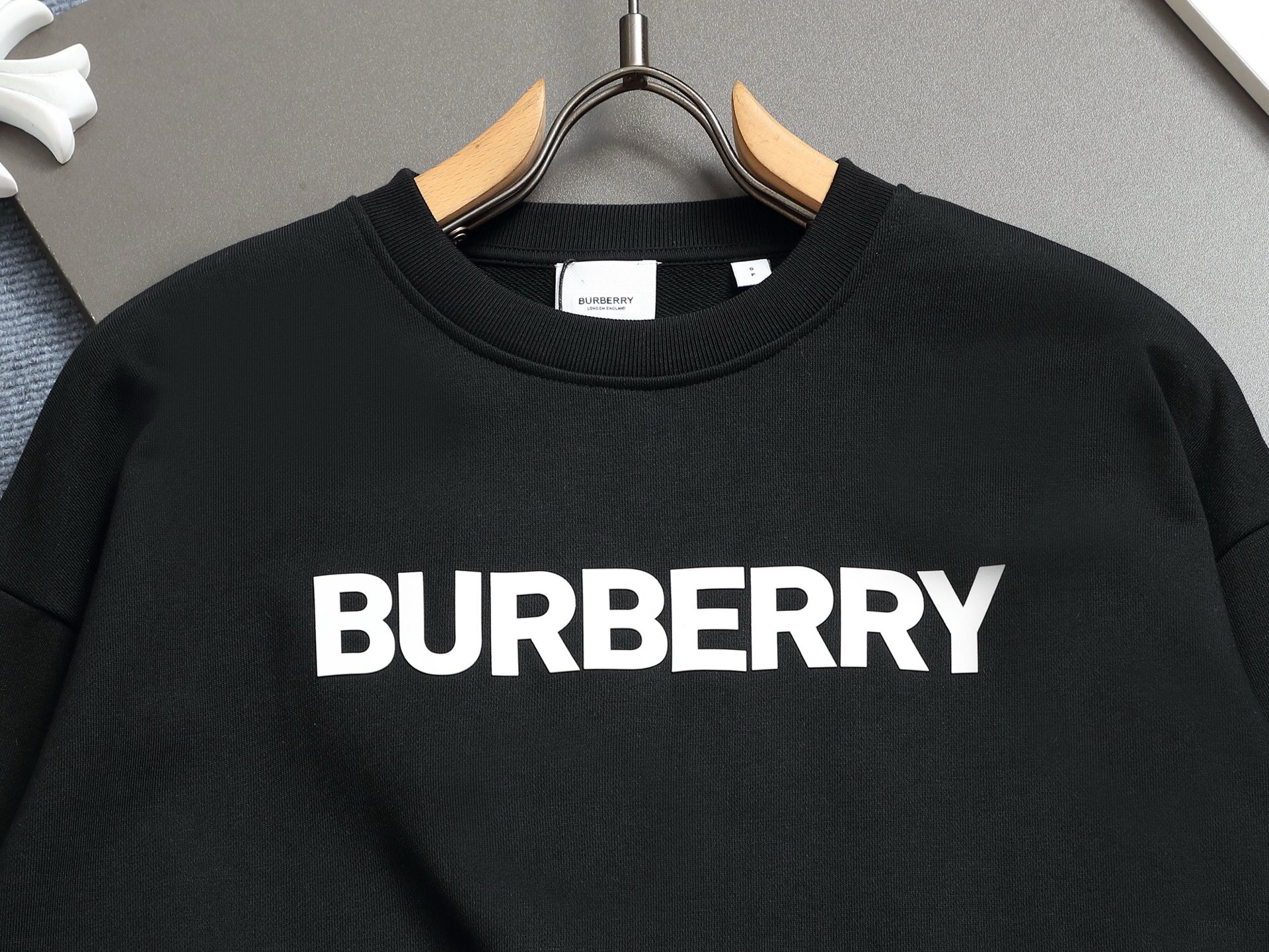 
BURBERRY 巴宝莉 Logo经典单排字母 TB标识印花 精致升级，灵感源自八十年代复古
原版面料