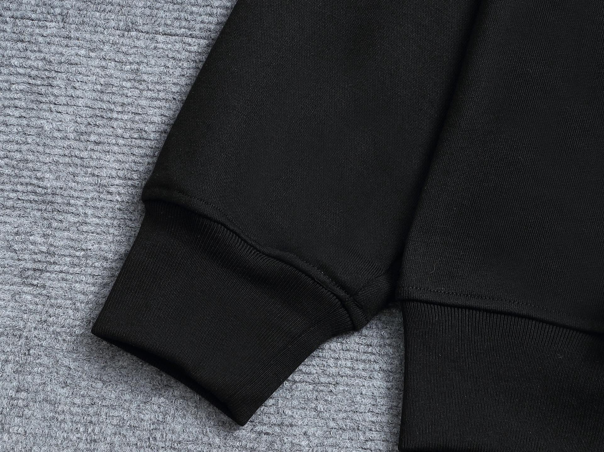 
BURBERRY 巴宝莉 Logo经典单排字母 TB标识印花 精致升级，灵感源自八十年代复古
原版面料