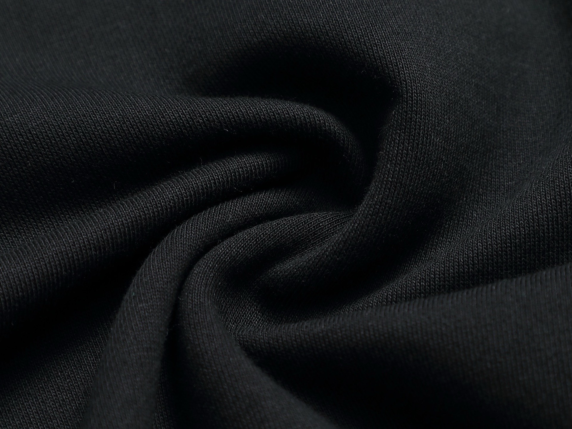 
BURBERRY 巴宝莉 Logo经典单排字母 TB标识印花 精致升级，灵感源自八十年代复古
原版面料