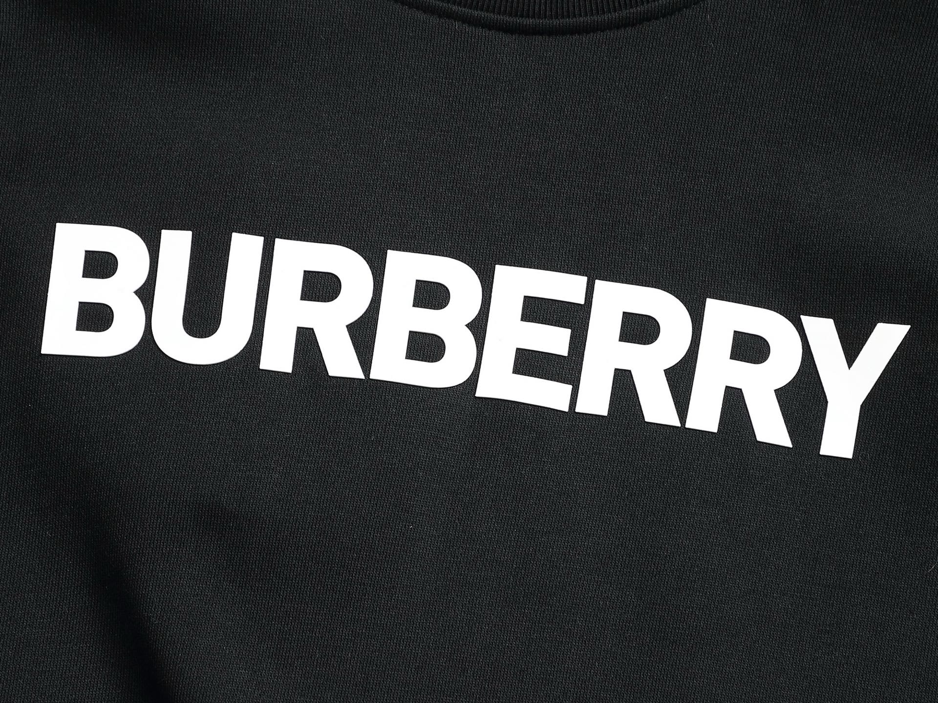 
BURBERRY 巴宝莉 Logo经典单排字母 TB标识印花 精致升级，灵感源自八十年代复古
原版面料
