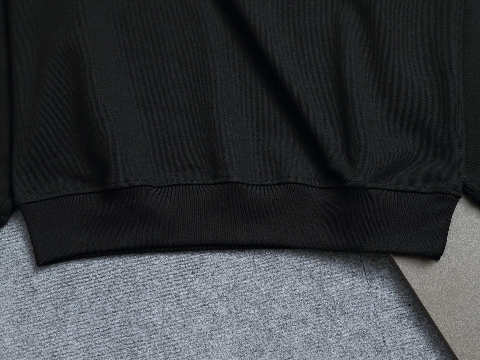 
BURBERRY 巴宝莉 Logo经典单排字母 TB标识印花 精致升级，灵感源自八十年代复古
原版面料