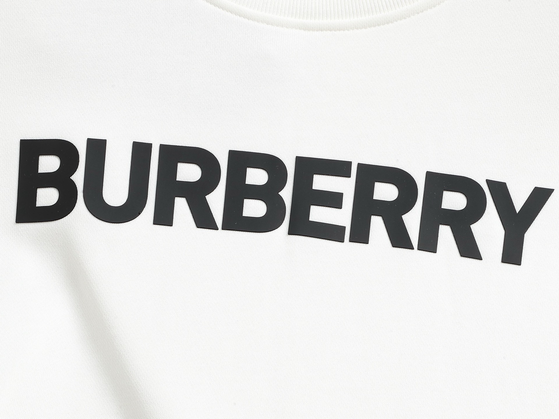 
BURBERRY 巴宝莉 Logo经典单排字母 TB标识印花 精致升级，灵感源自八十年代复古
原版面料