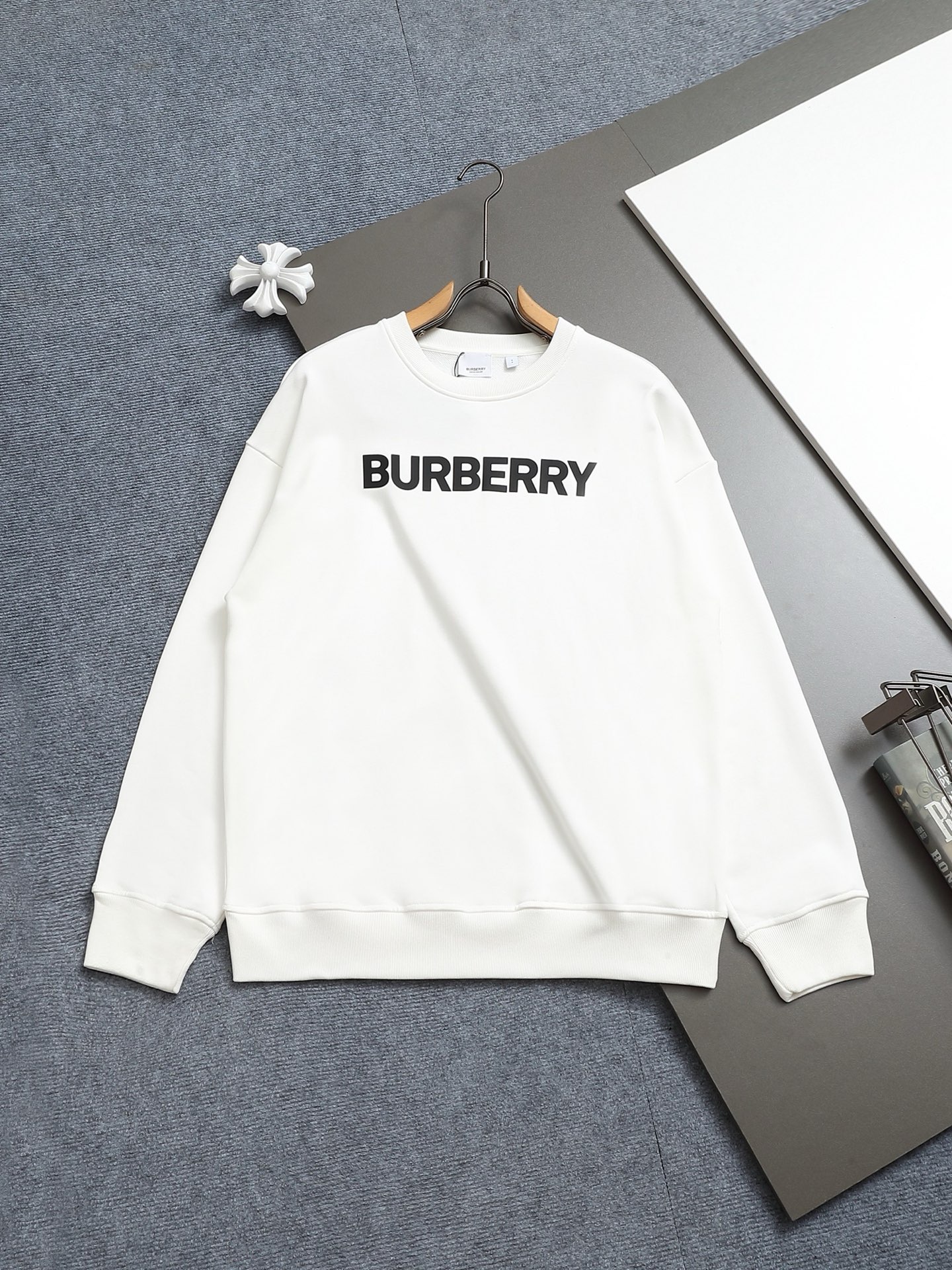 
BURBERRY 巴宝莉 Logo经典单排字母 TB标识印花 精致升级，灵感源自八十年代复古
原版面料