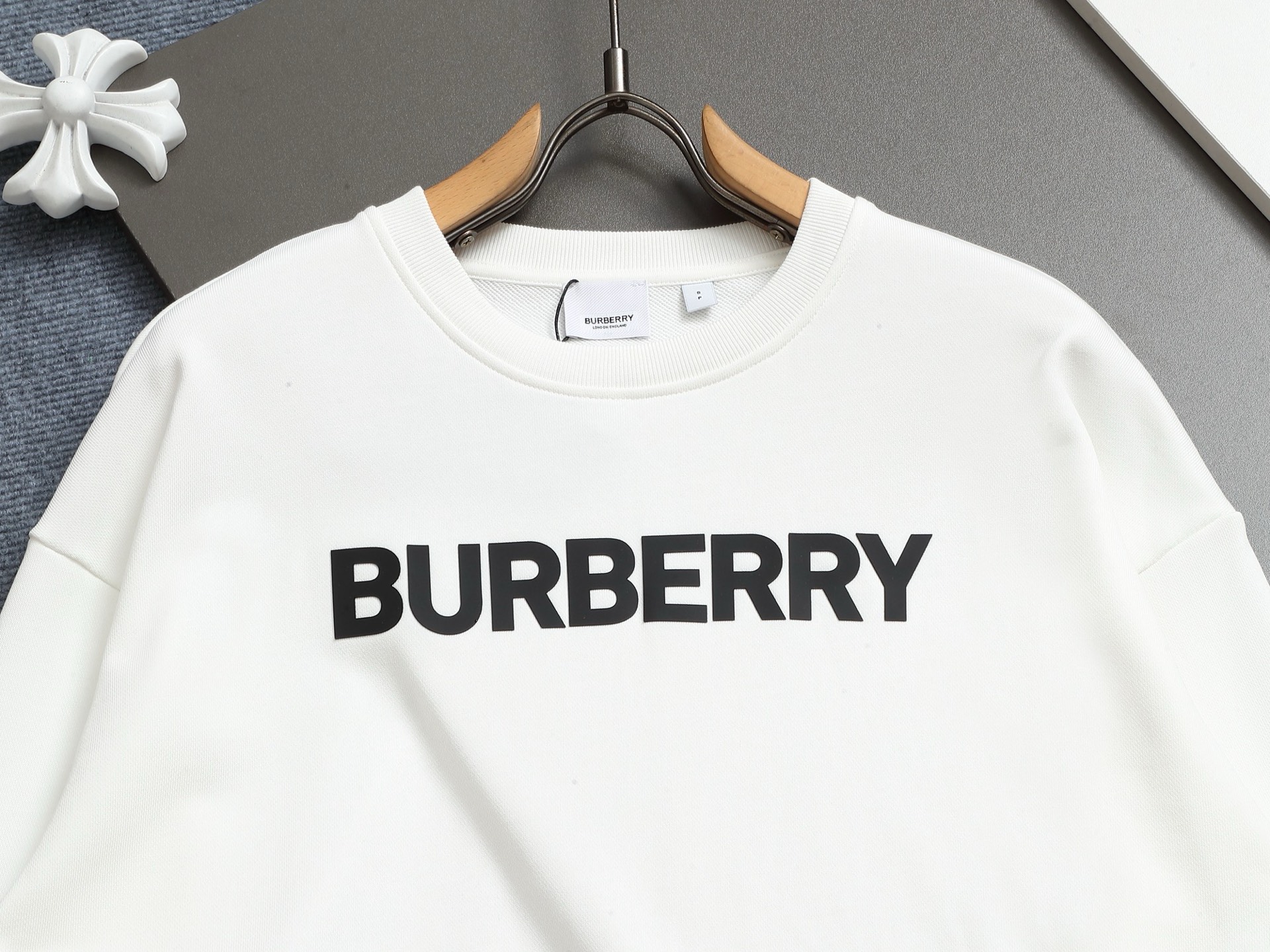 
BURBERRY 巴宝莉 Logo经典单排字母 TB标识印花 精致升级，灵感源自八十年代复古
原版面料