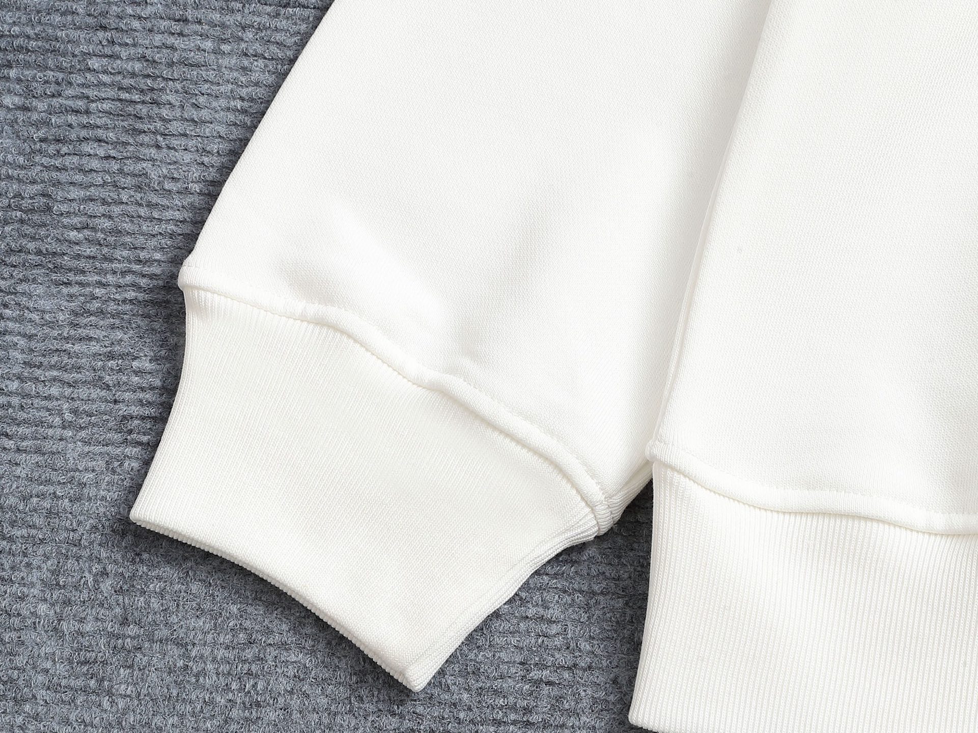 
BURBERRY 巴宝莉 Logo经典单排字母 TB标识印花 精致升级，灵感源自八十年代复古
原版面料