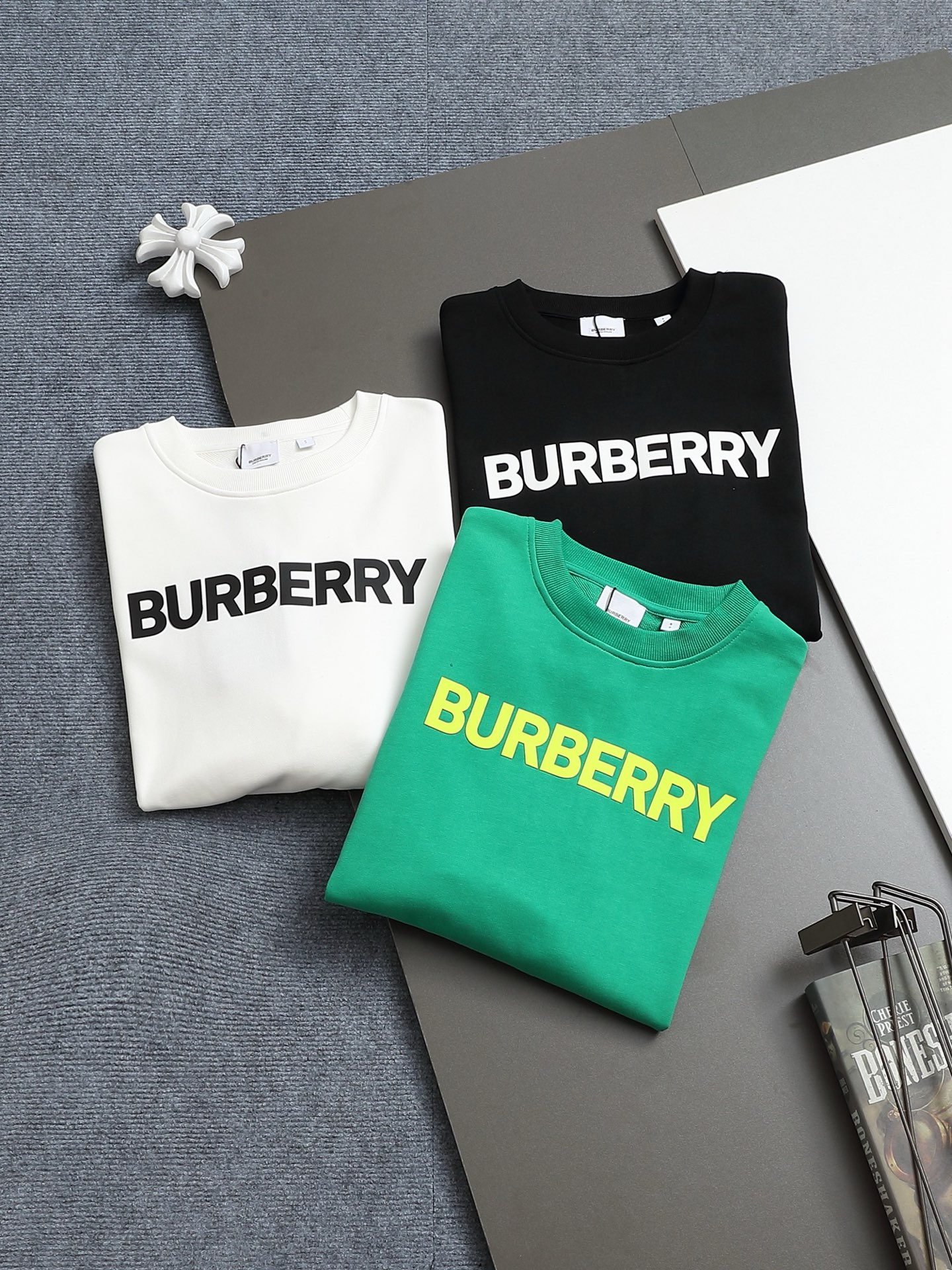 
BURBERRY 巴宝莉 Logo经典单排字母 TB标识印花 精致升级，灵感源自八十年代复古
原版面料