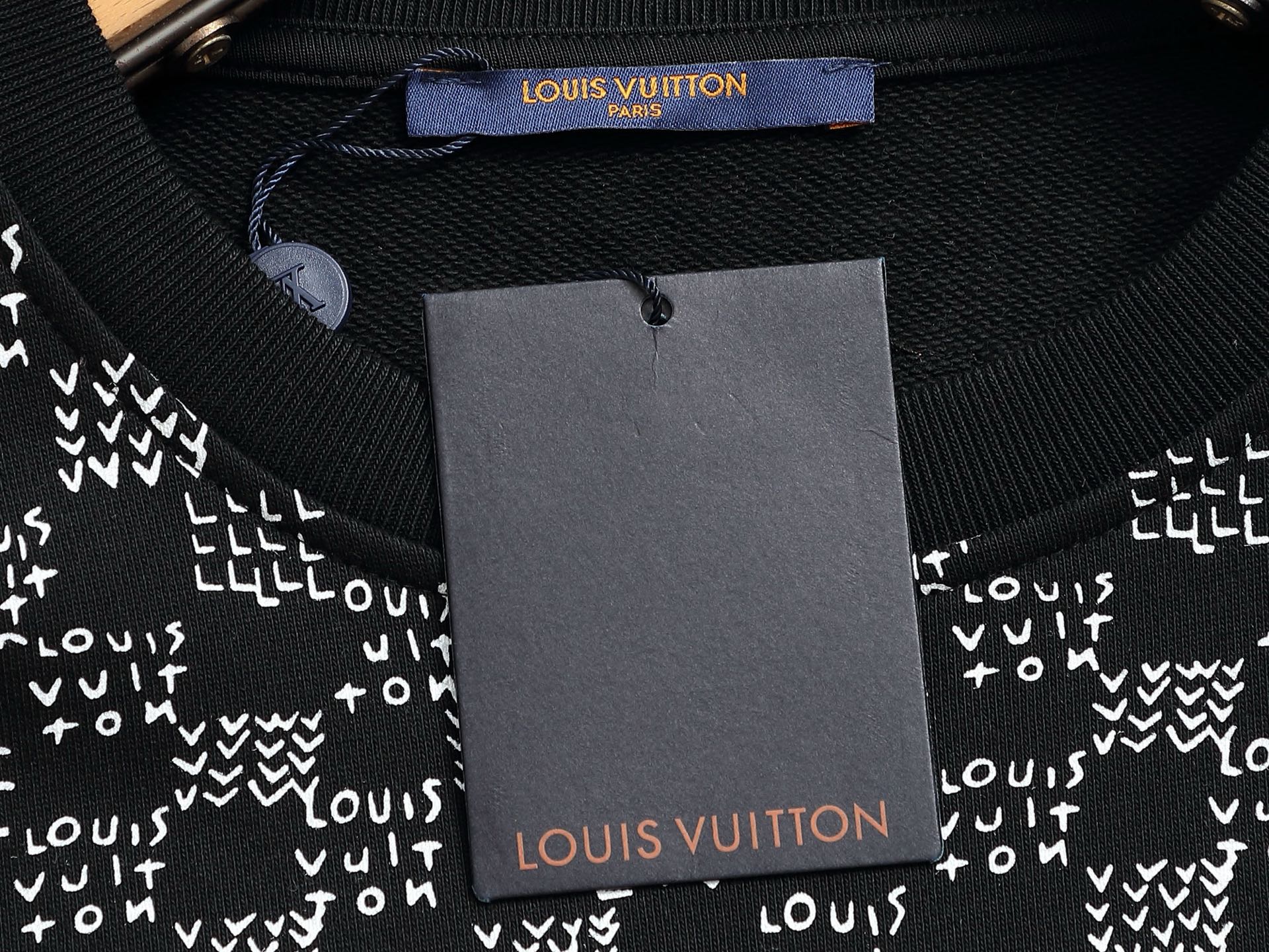
Louis Vuitton/路易威登 经典棋盘格渐变logo
Logo标识精致升级，灵感源自八十年代复