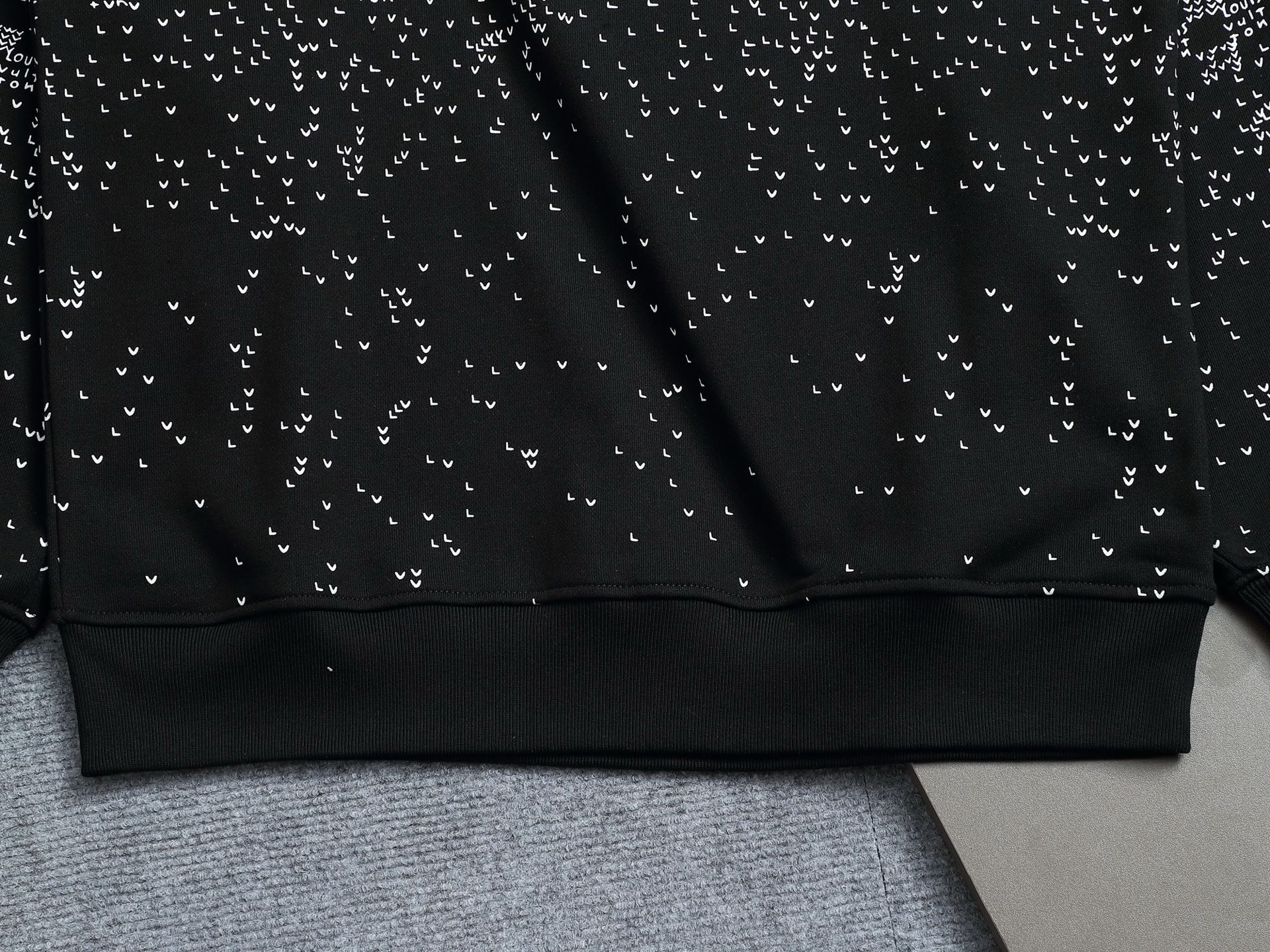 
Louis Vuitton/路易威登 经典棋盘格渐变logo
Logo标识精致升级，灵感源自八十年代复