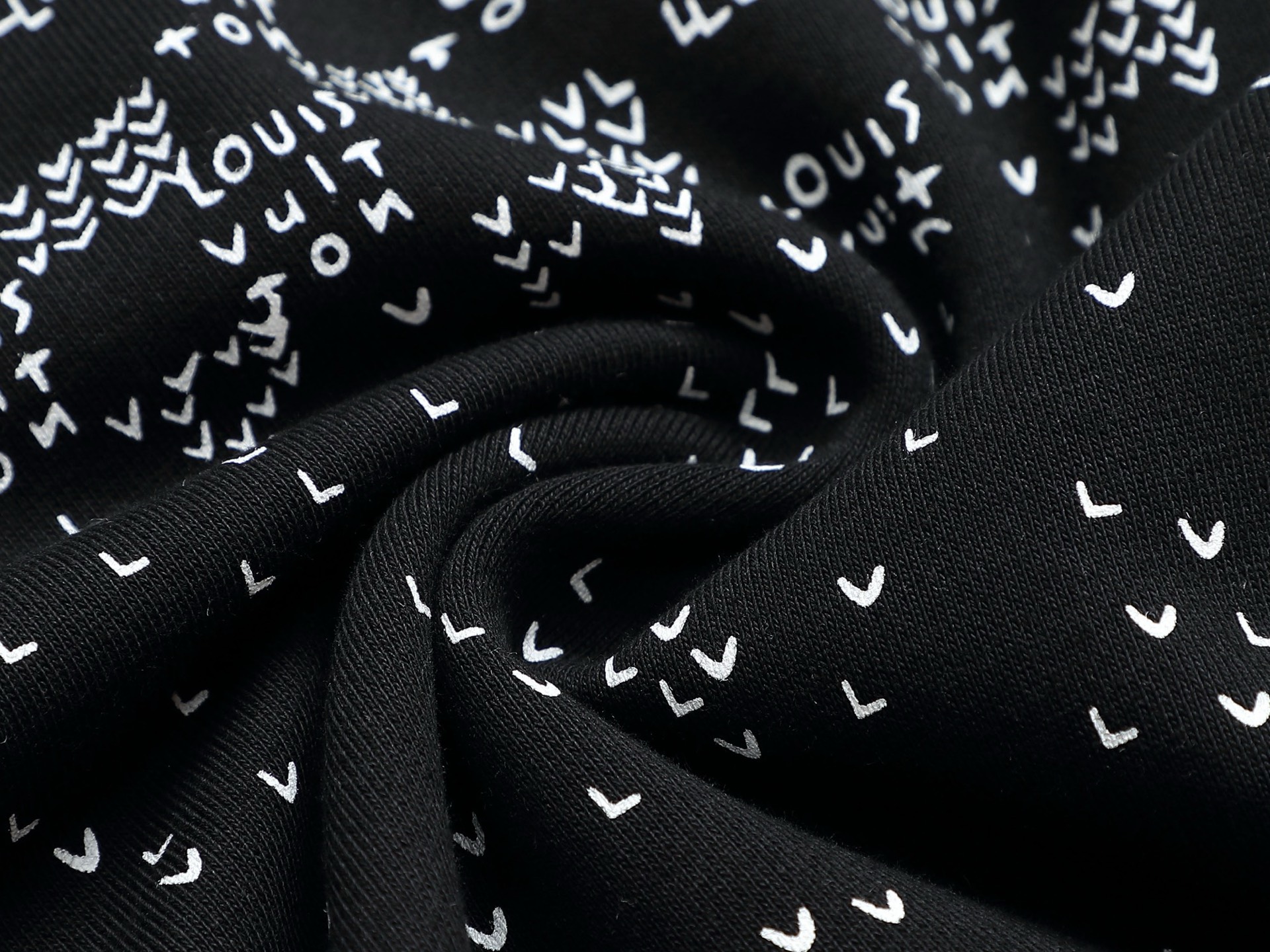 
Louis Vuitton/路易威登 经典棋盘格渐变logo
Logo标识精致升级，灵感源自八十年代复